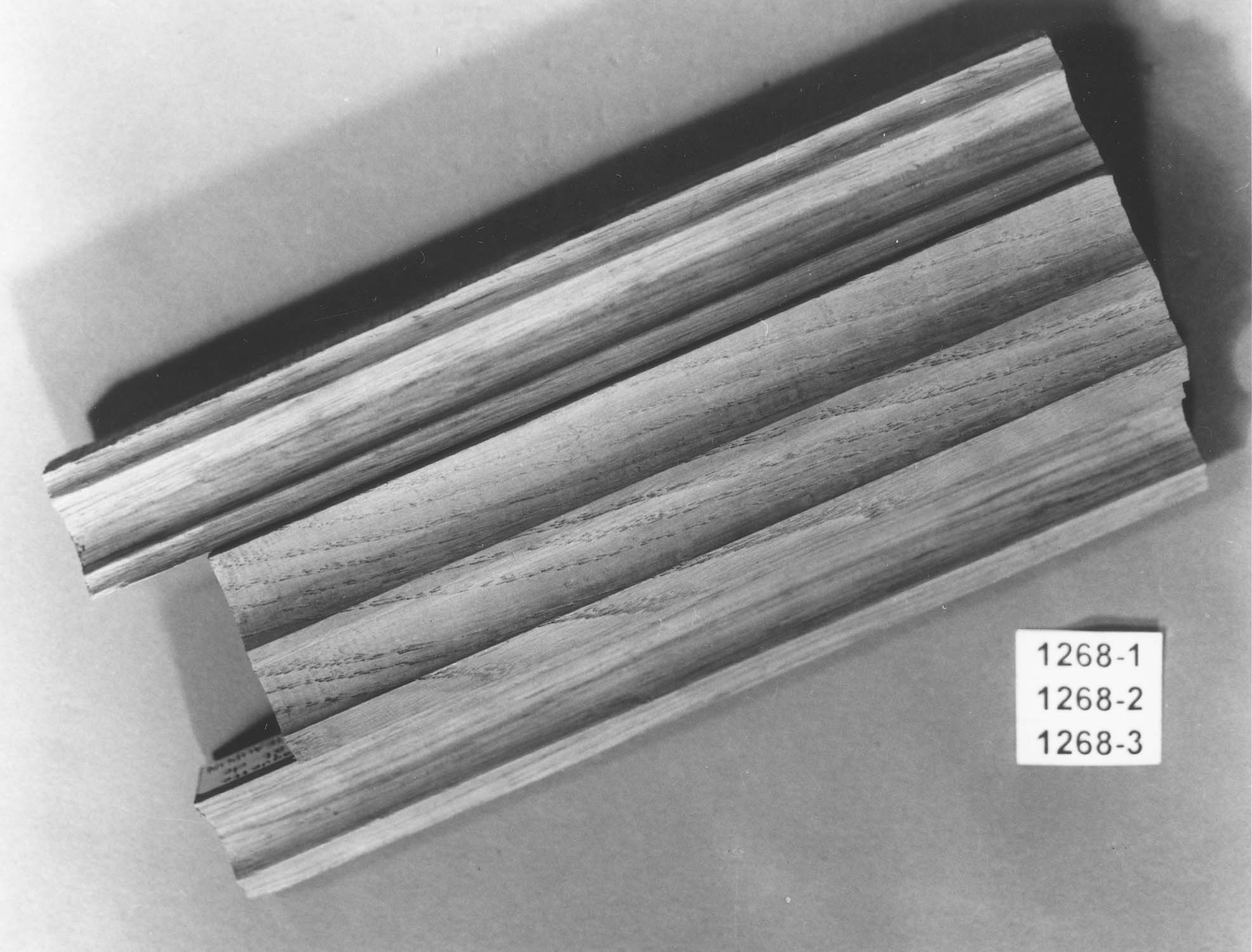 Maquette de menuiserie, d’après modèles anciens, copie du 15e siècle : à trois élémenst fixés ensemble par deux clous, éléments pivotants