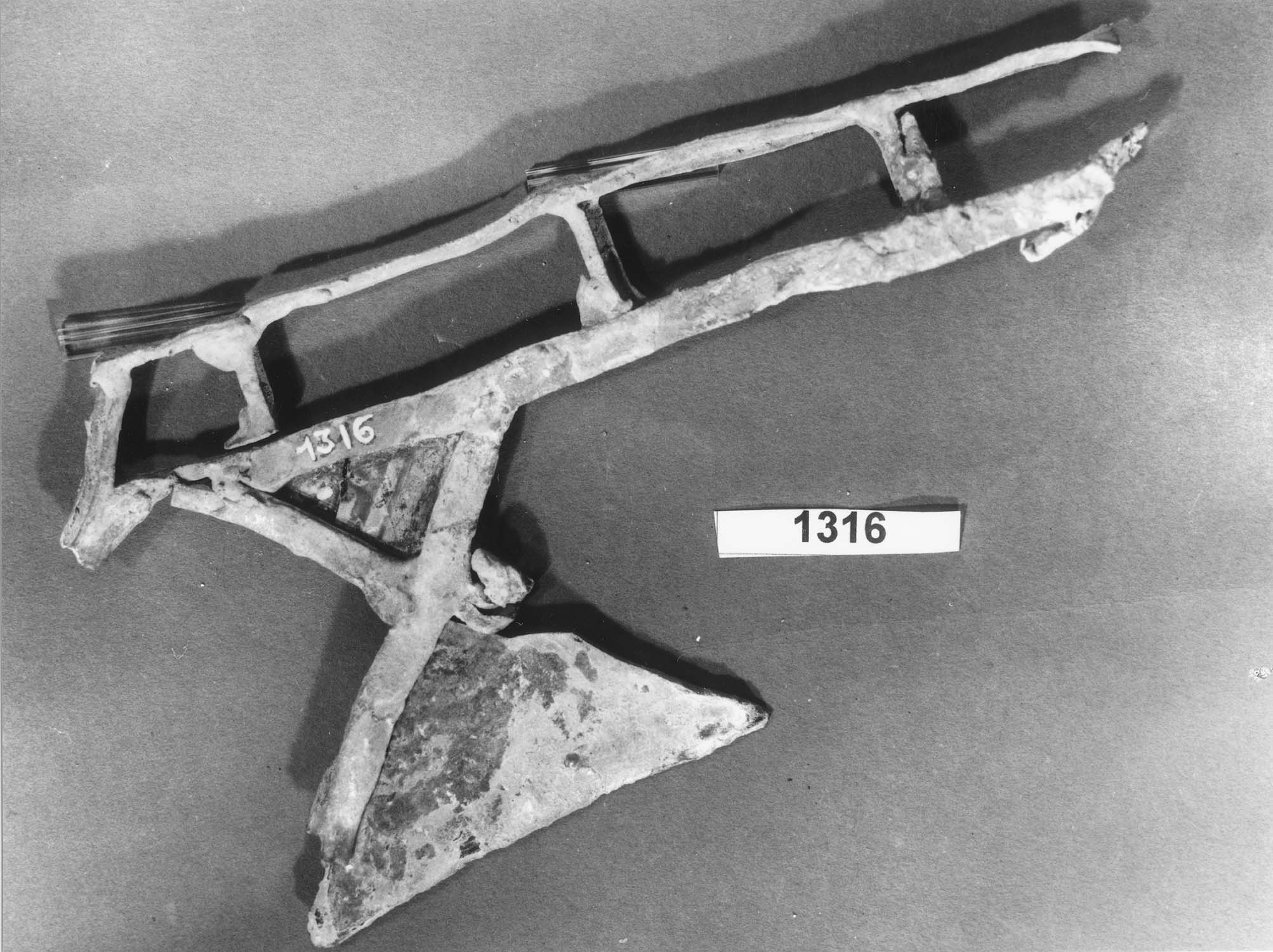 Plomb de vitrail avec deux fragments de verre ancien