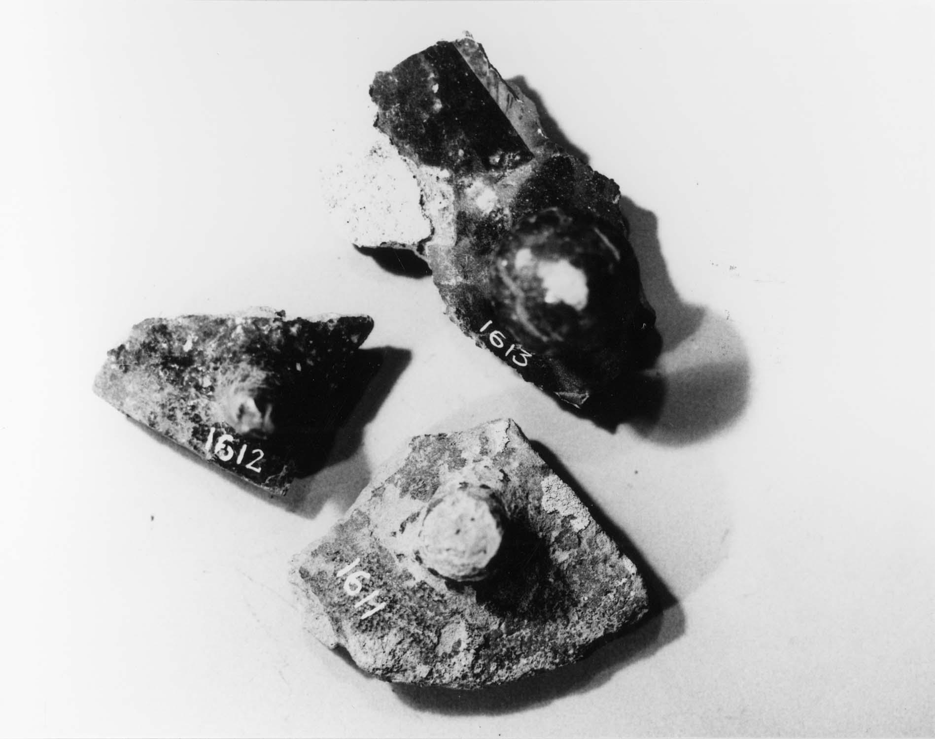 Boutons de taffette vernissés brun, fragments de tuile faîtière