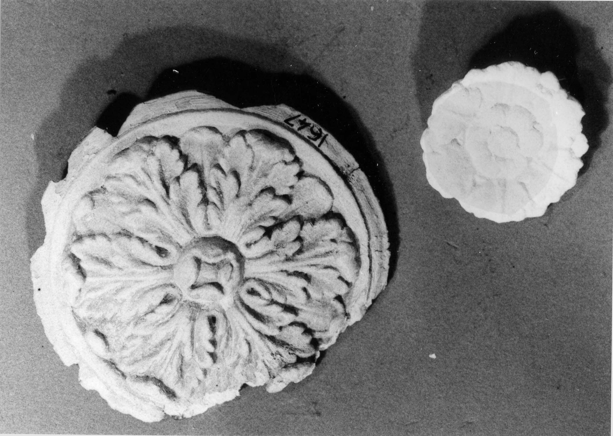 Rosace centrale de plafond, en plâtre moulé, scellée au plâtre