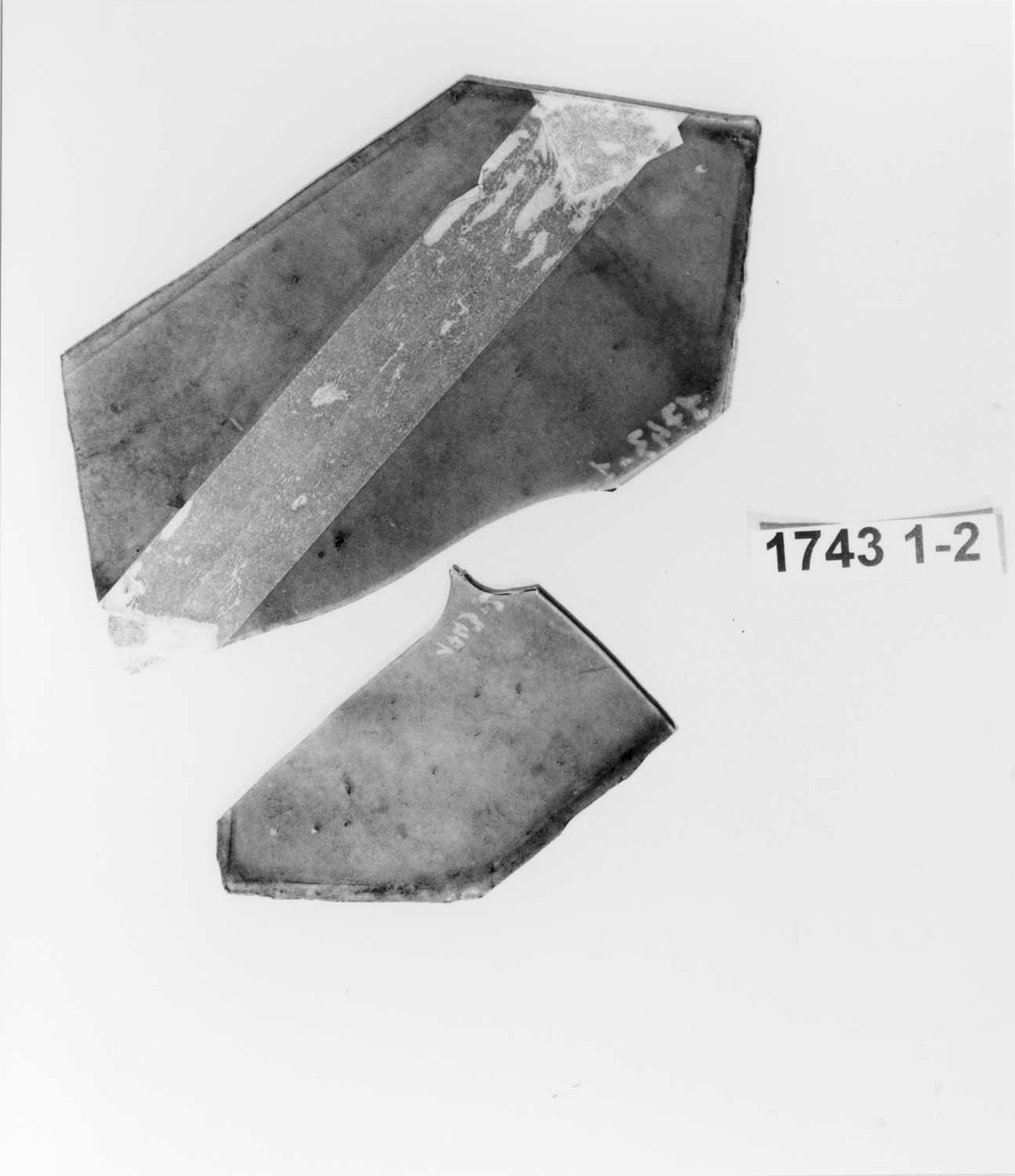 Bornes anciennes d’une menuiserie de fenêtre