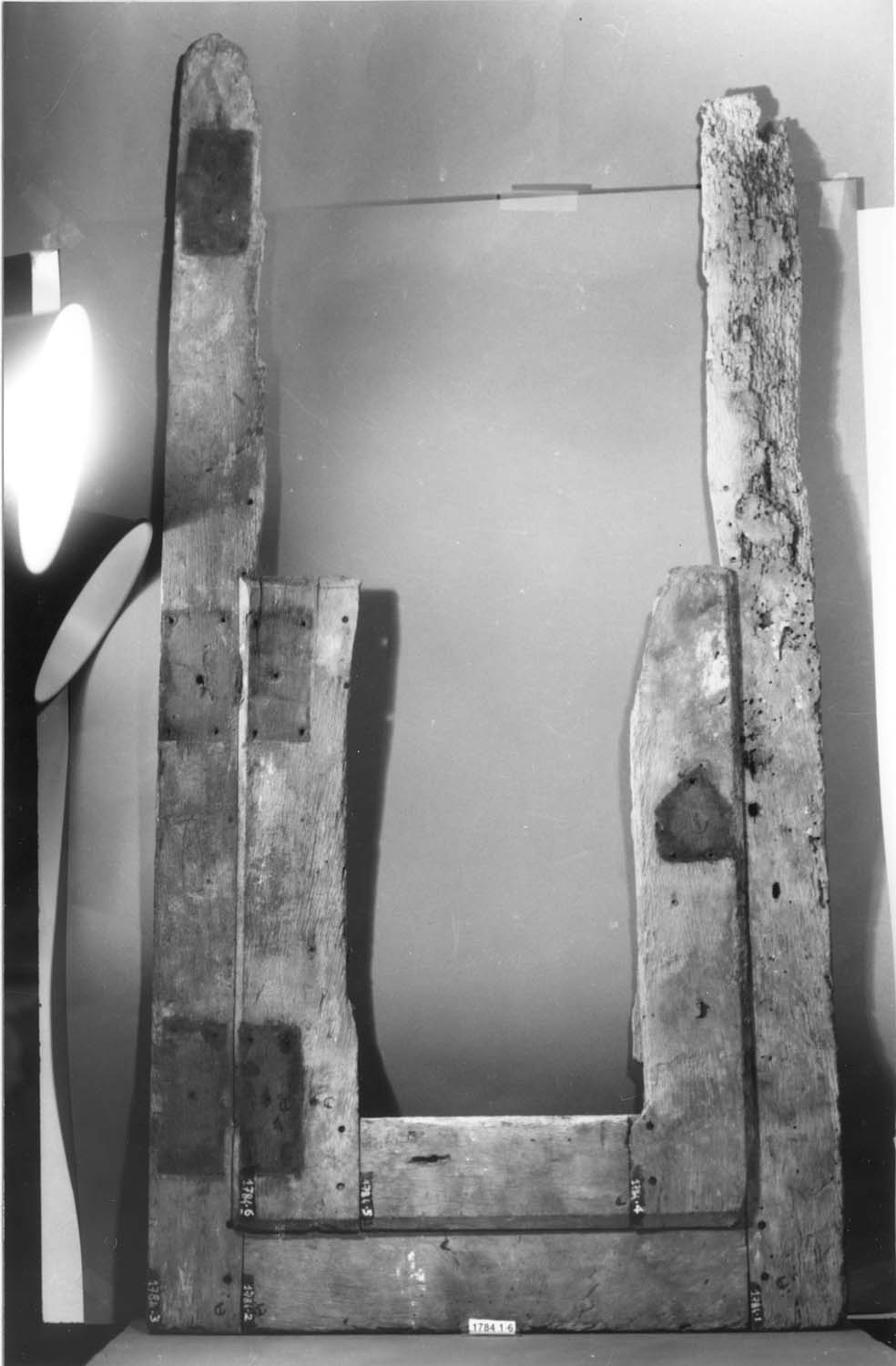 Fragments de menuiserie de fenêtre demi-croisée, avec clou