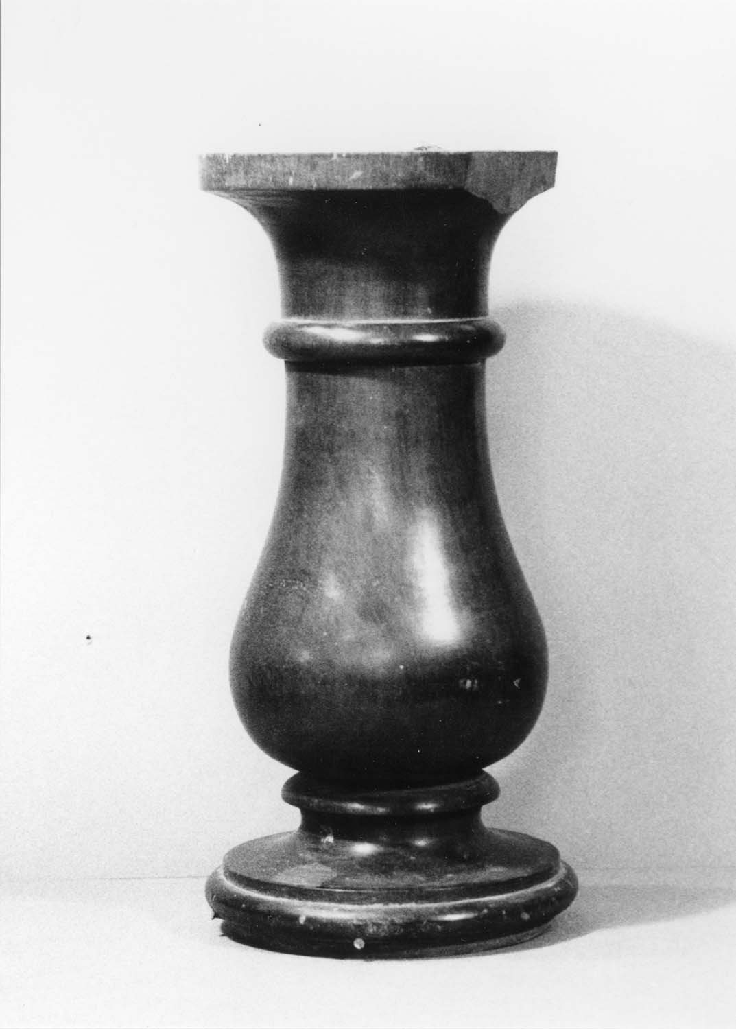 Balustre en acajou [?], avec trois clous à la base