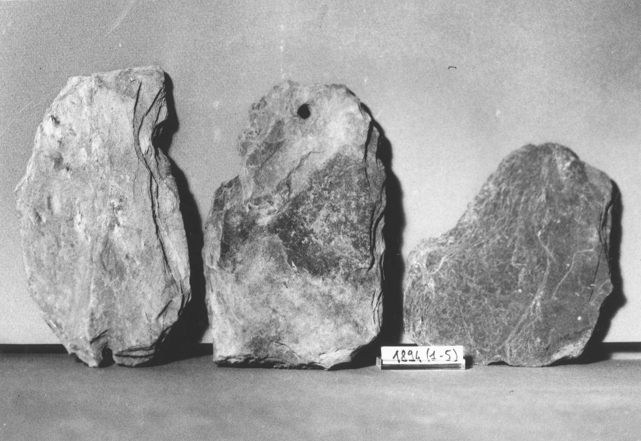 Petites ardoises anciennes provenant probablement de Caumont-l’Eventé, Calvados