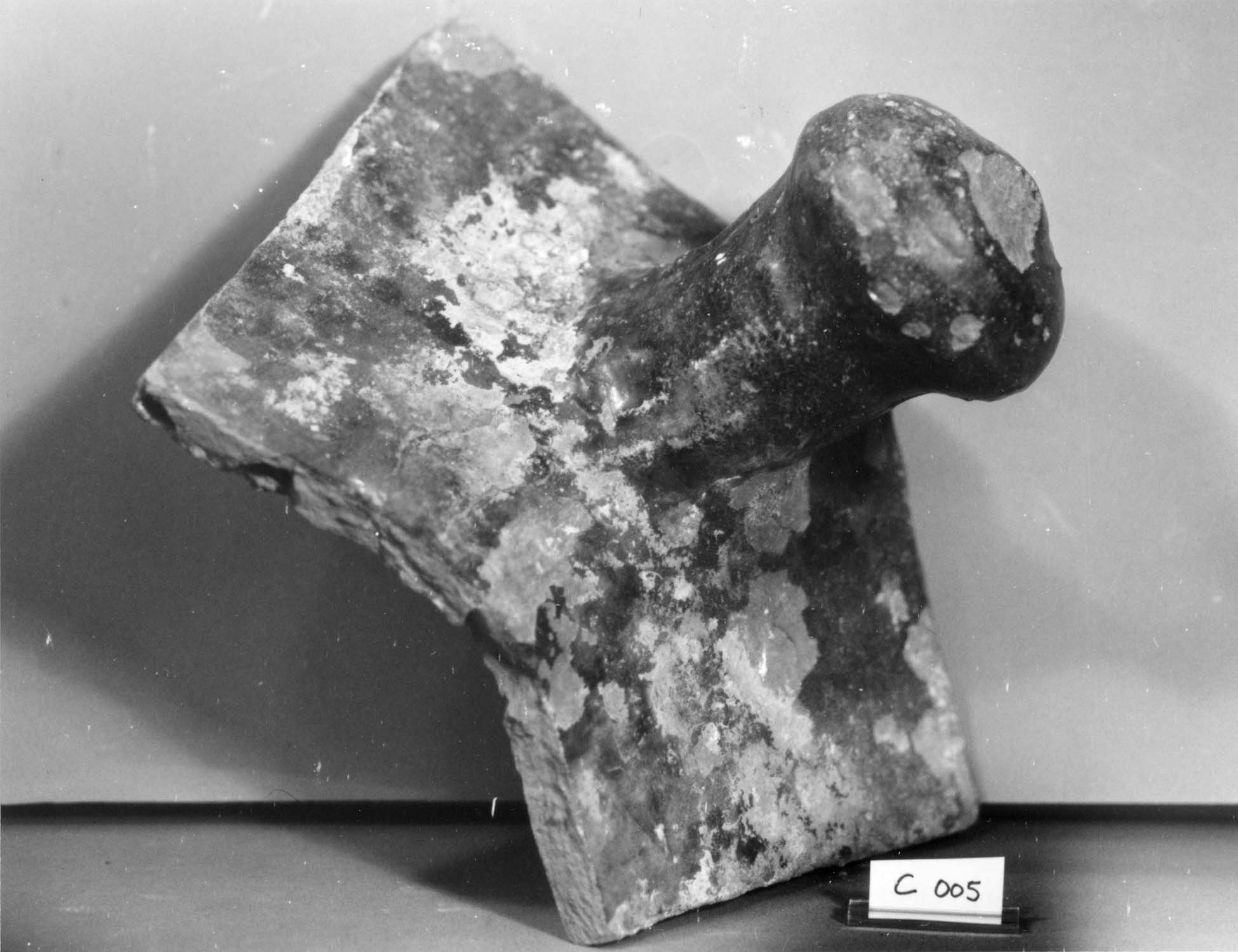 Tuile à bouton, ancienne