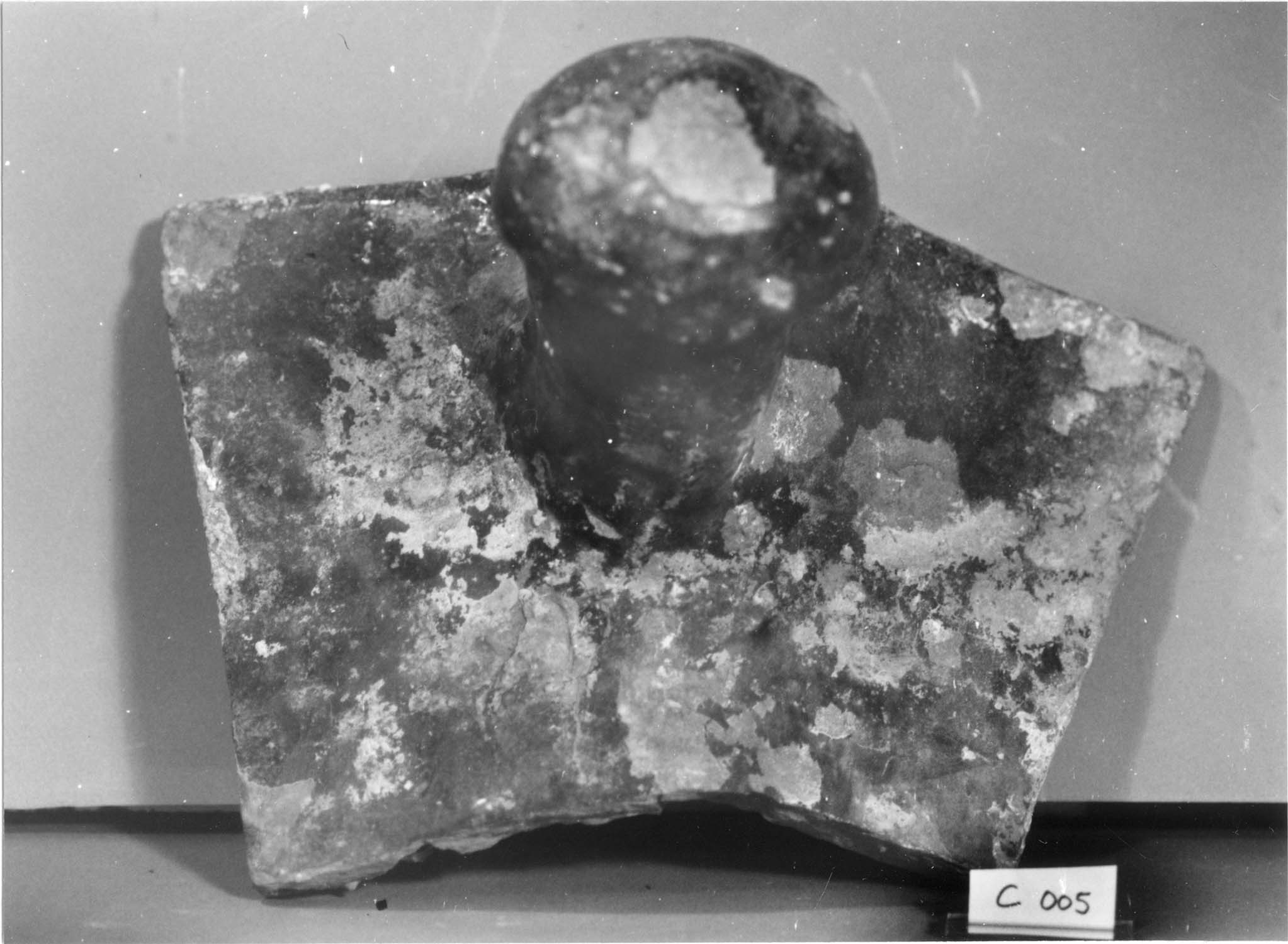 Tuile à bouton, ancienne