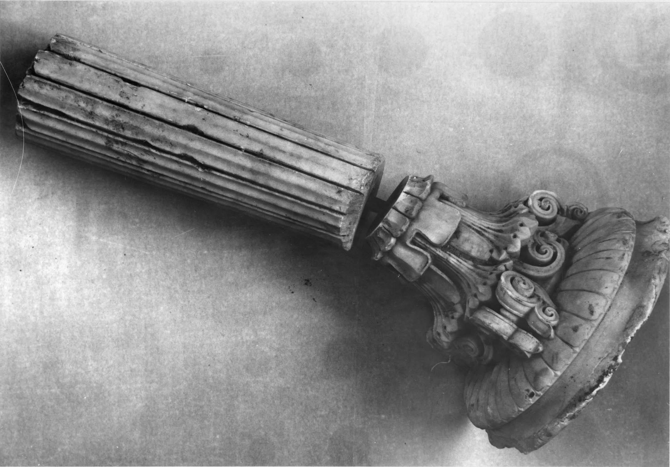 Fût de colonnette en marbre blanc fragmentaire