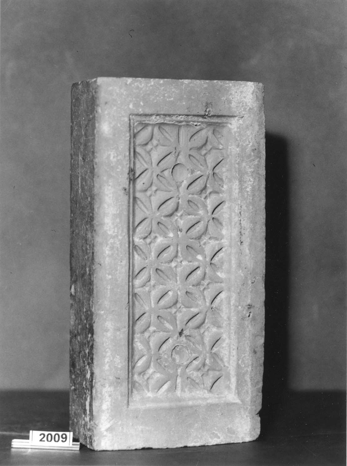 Brique rouge ancienne, à décor moulé en creux