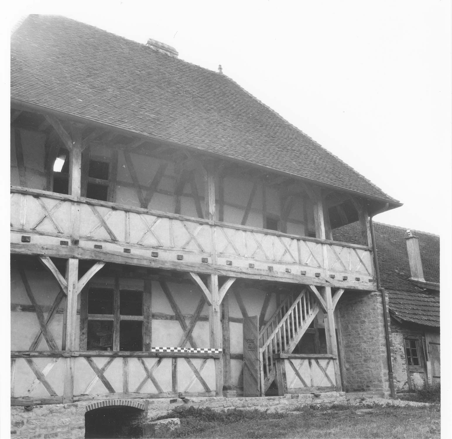 Façade ouest après restauration ; construction à pans de bois