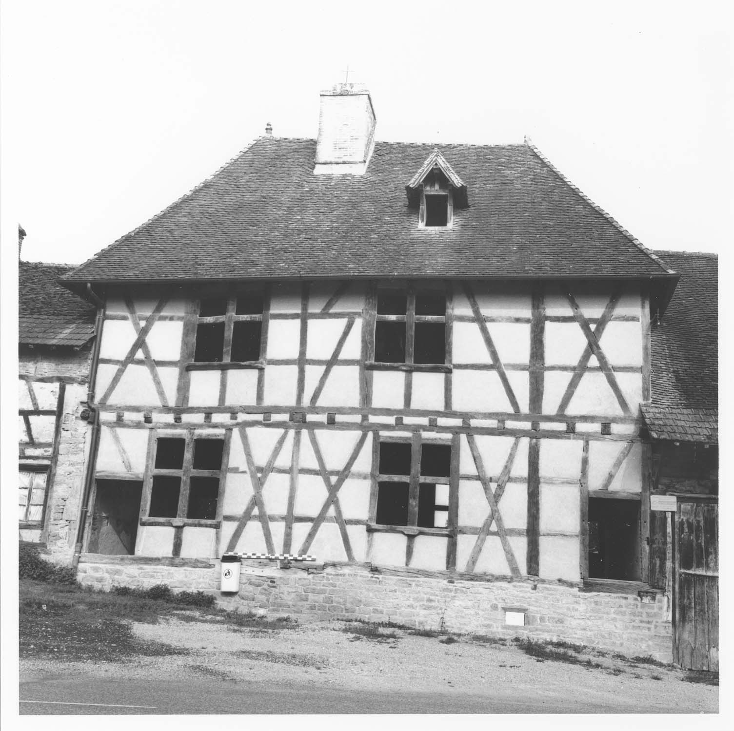 Façade est après restauration ; construction à pans de bois