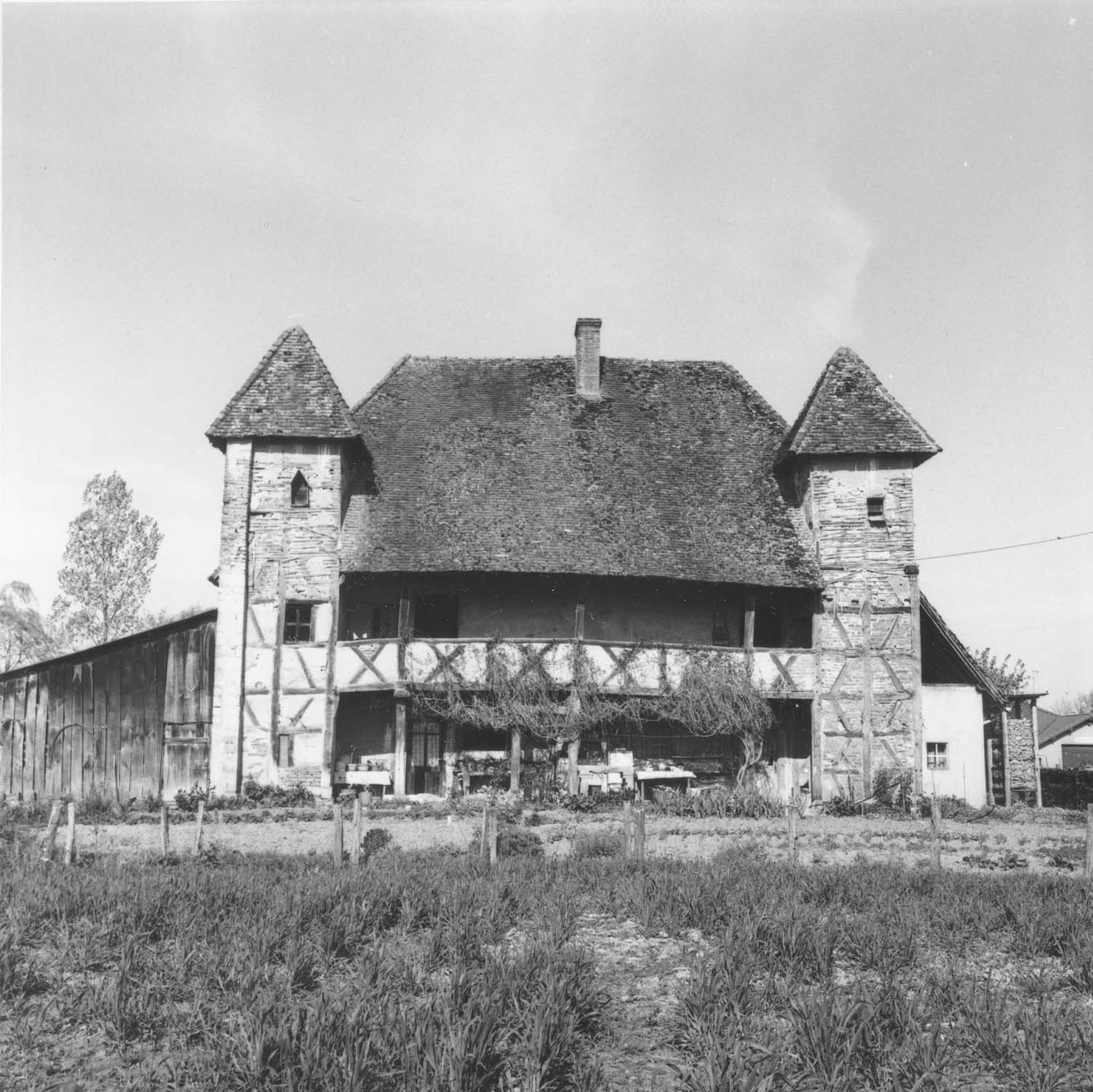 Façade antérieure est ; construction à pans de bois