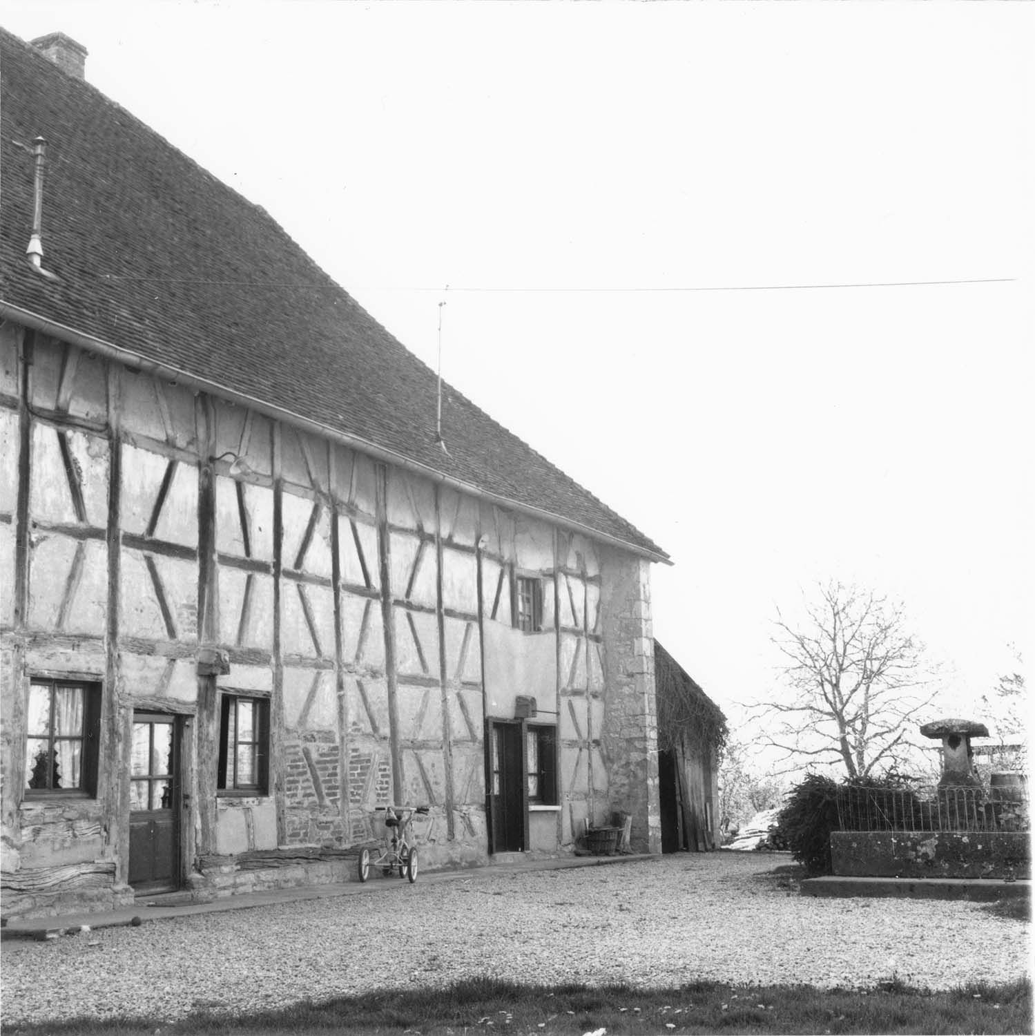 Façade ouest ; construction à pans de bois