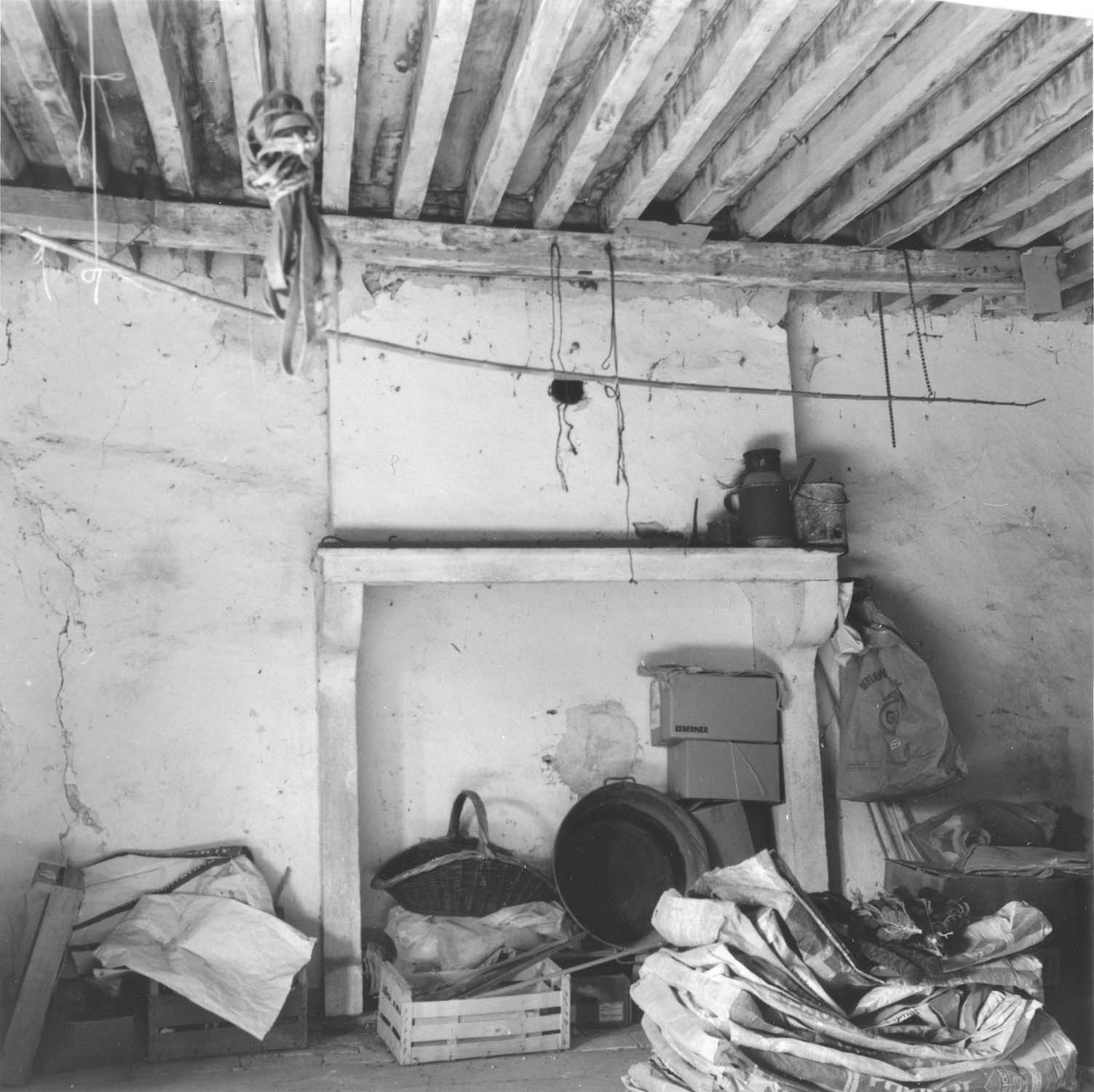 Chambre à solives du premier étage, cheminée