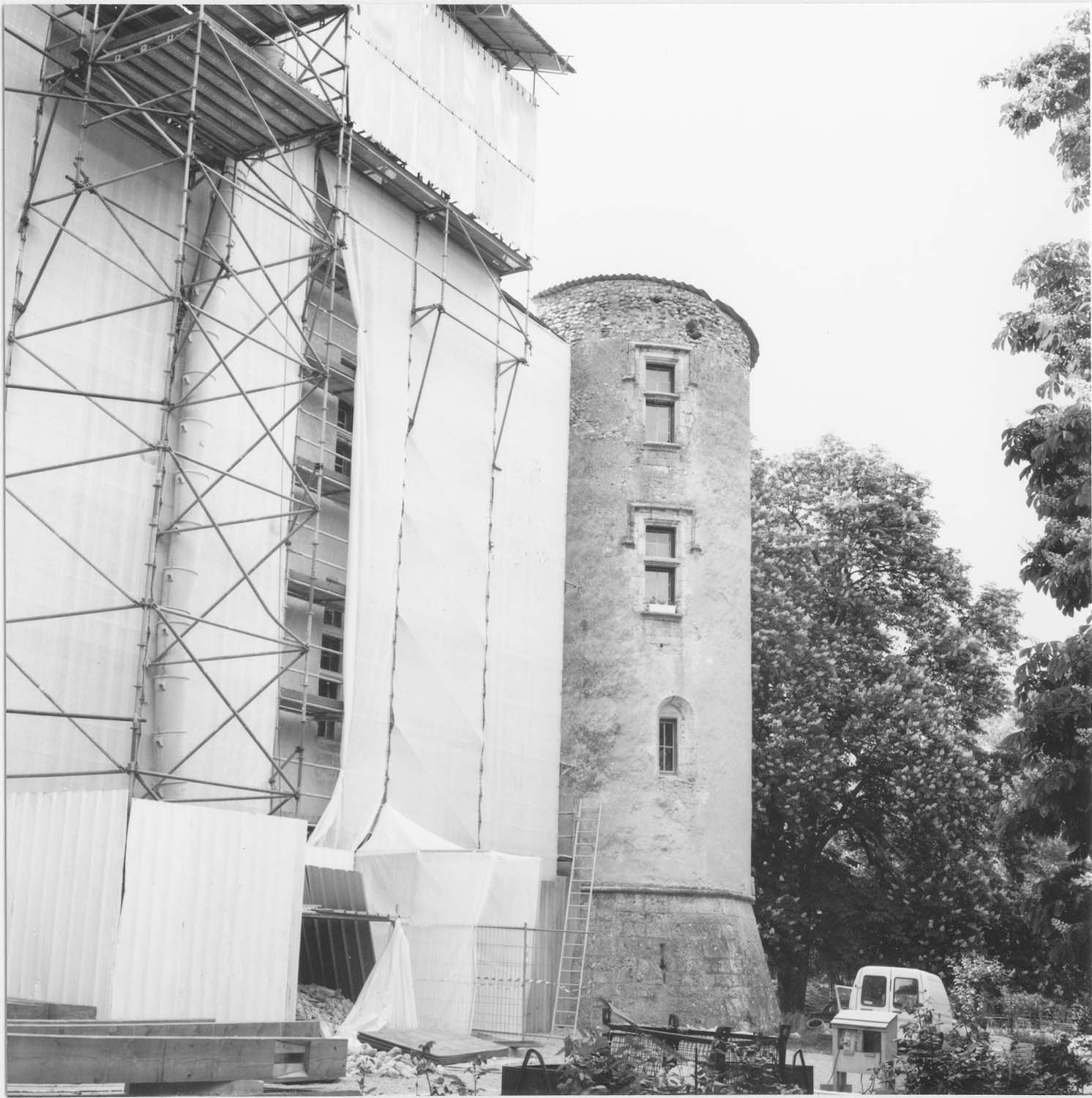 Façade : restes de la charpente ; poivrière nord-est