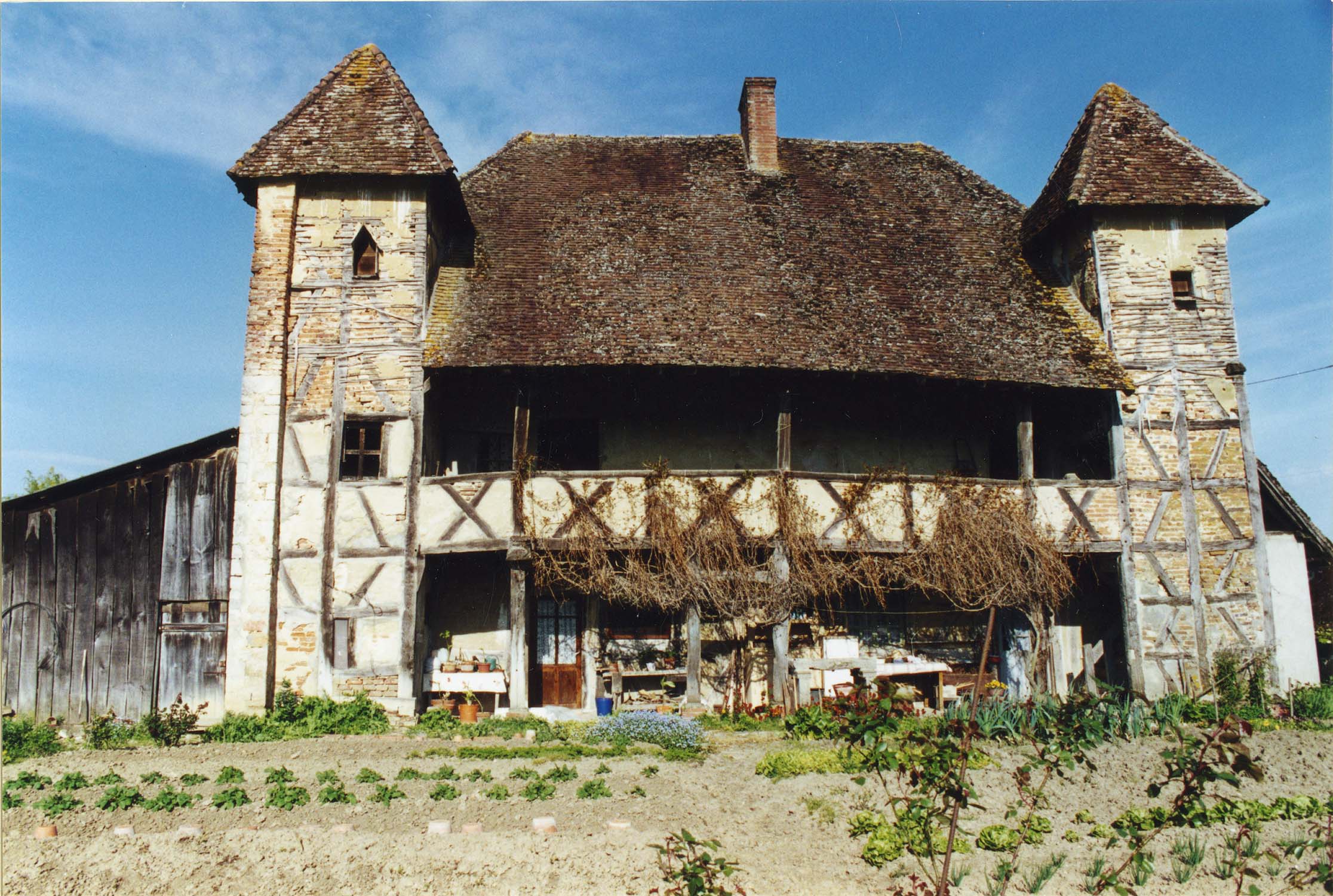 Façade est ; construction à pans de bois