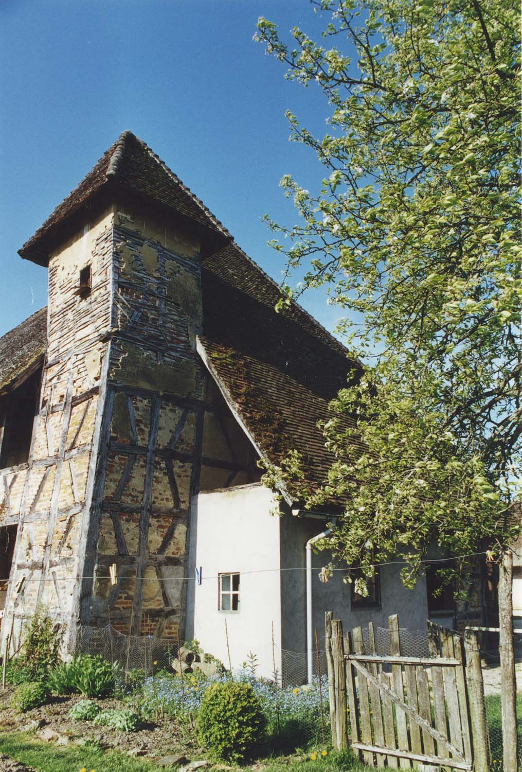 Tour nord de la façade est où se trouve l'escalier ; construction à pans de bois