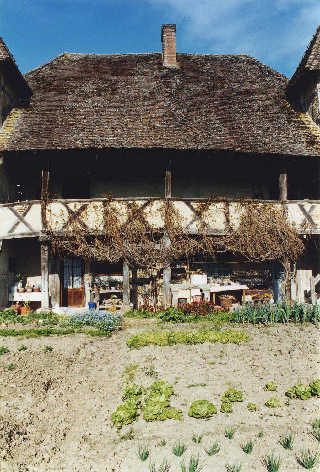 Partie centrale en galerie de la façade est ; construction à pans de bois