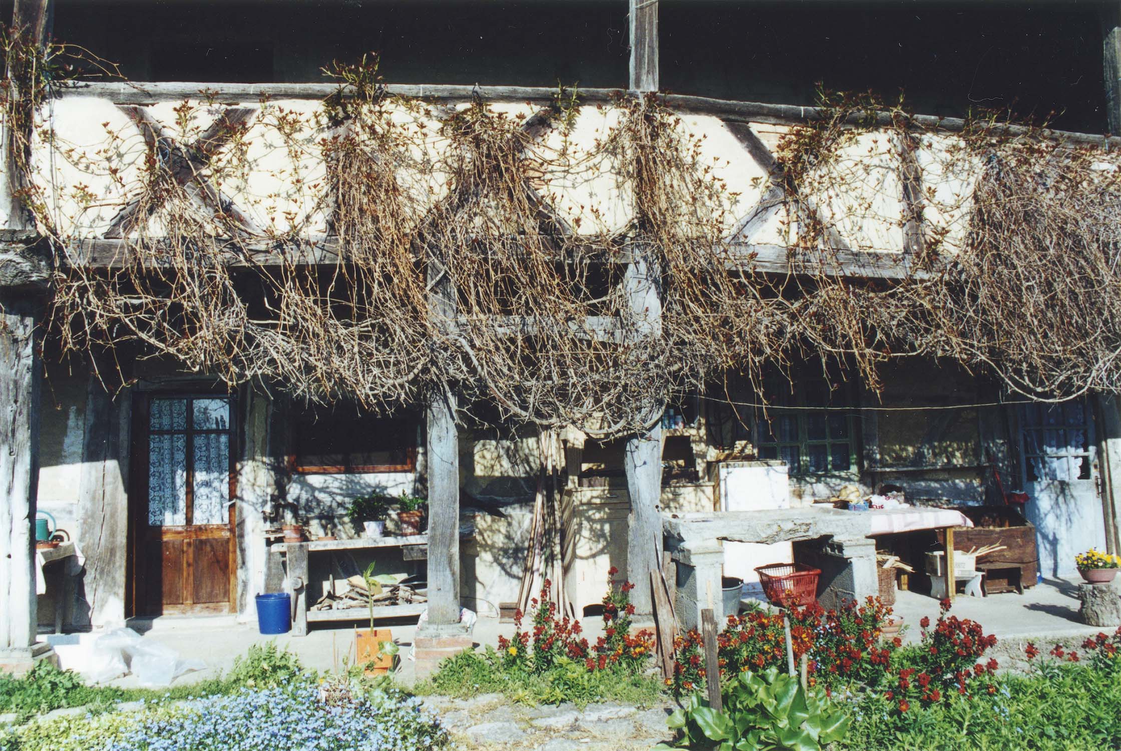 Galerie sur la façade est ; construction à pans de bois