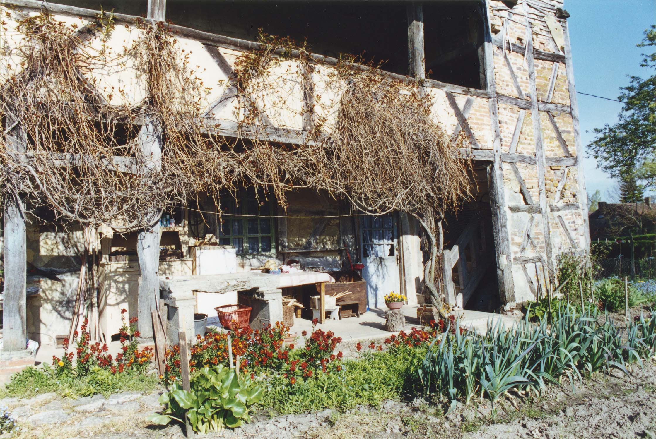 Vue vers le nord de la galerie sur la façade est ; construction à pans de bois