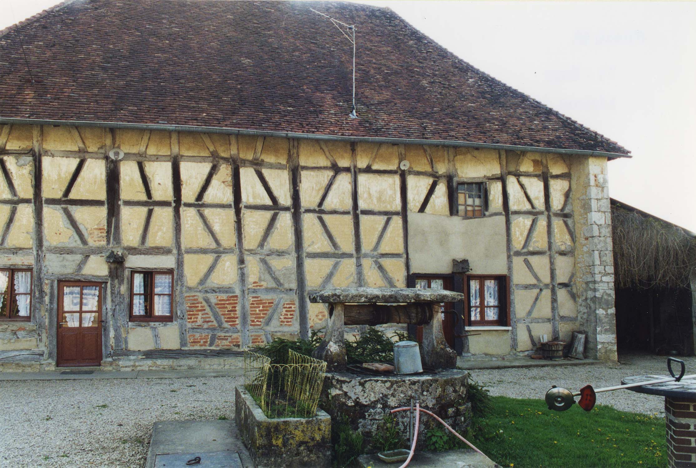 Partie sud de la façade ouest ; construction à pans de bois
