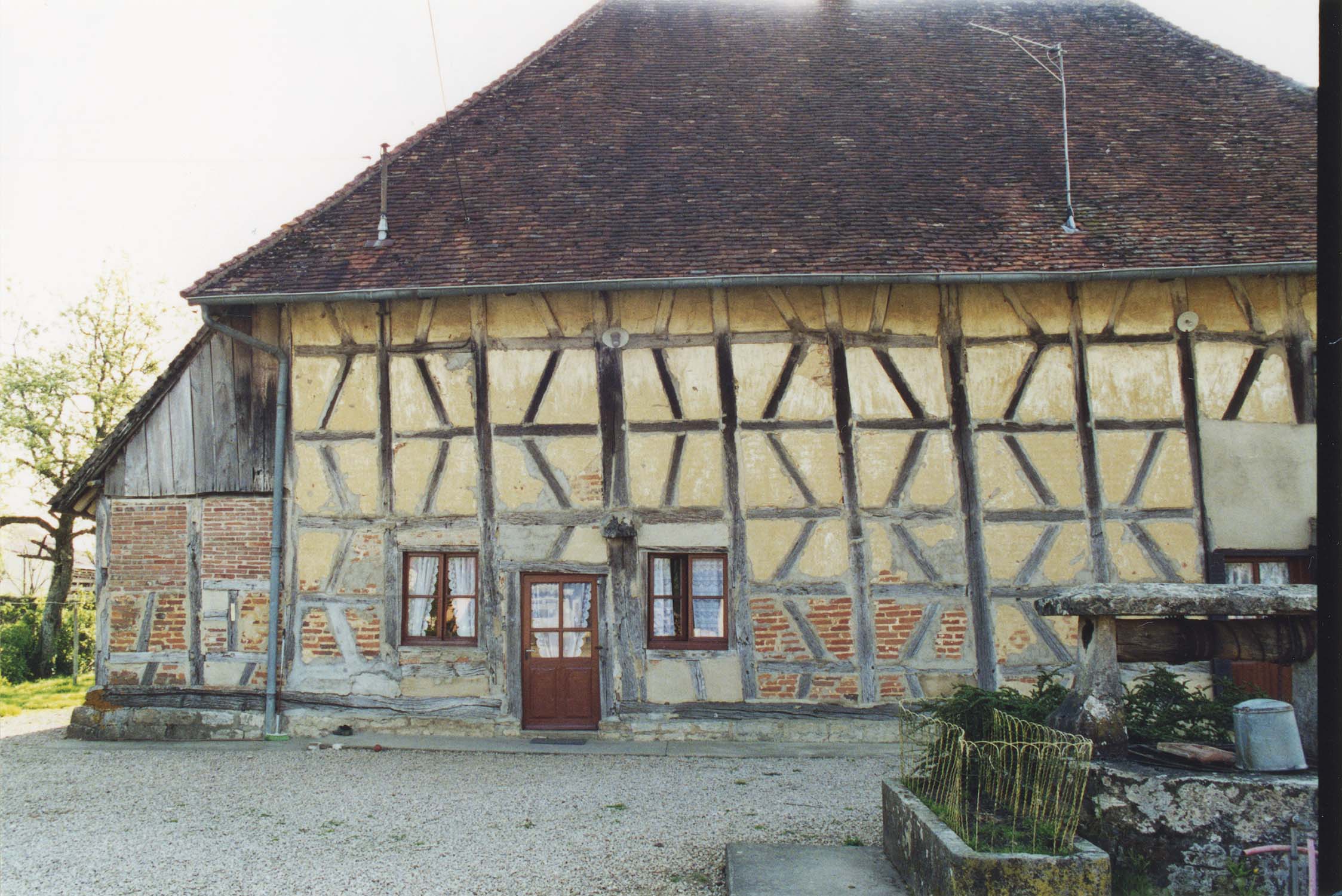 Partie nord de la façade ouest ; construction à pans de bois