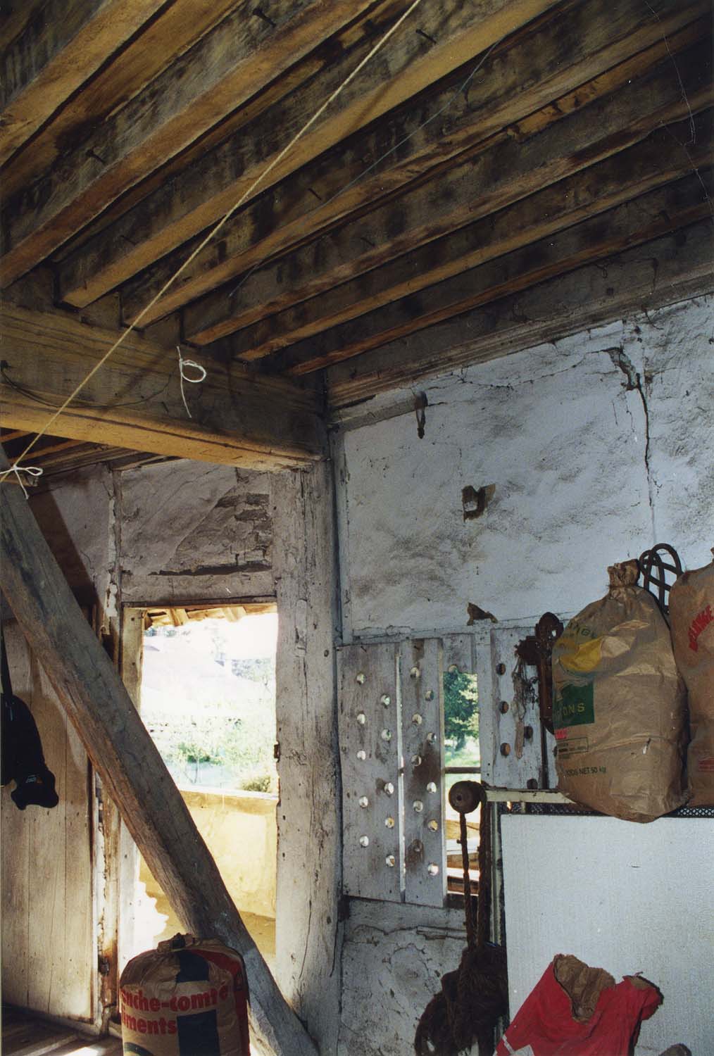 Premier étage, chambre à solives ; fenêtre