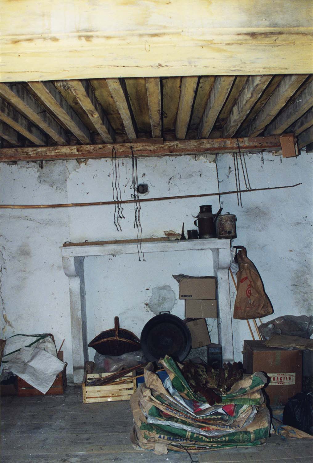 Premier étage, cheminée de la chambre à solives