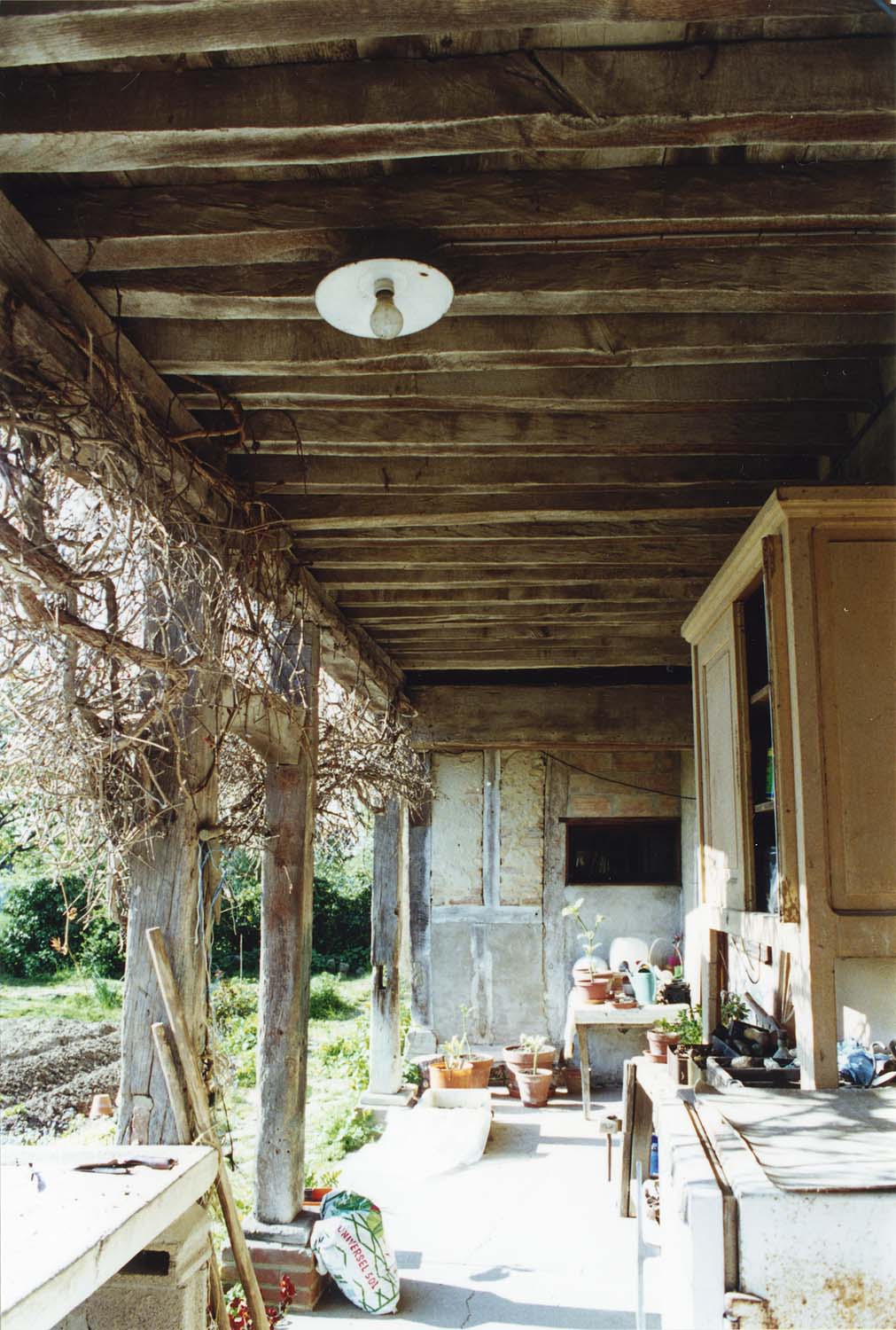 Galerie au rez-de-chaussée ; construction à pans de bois