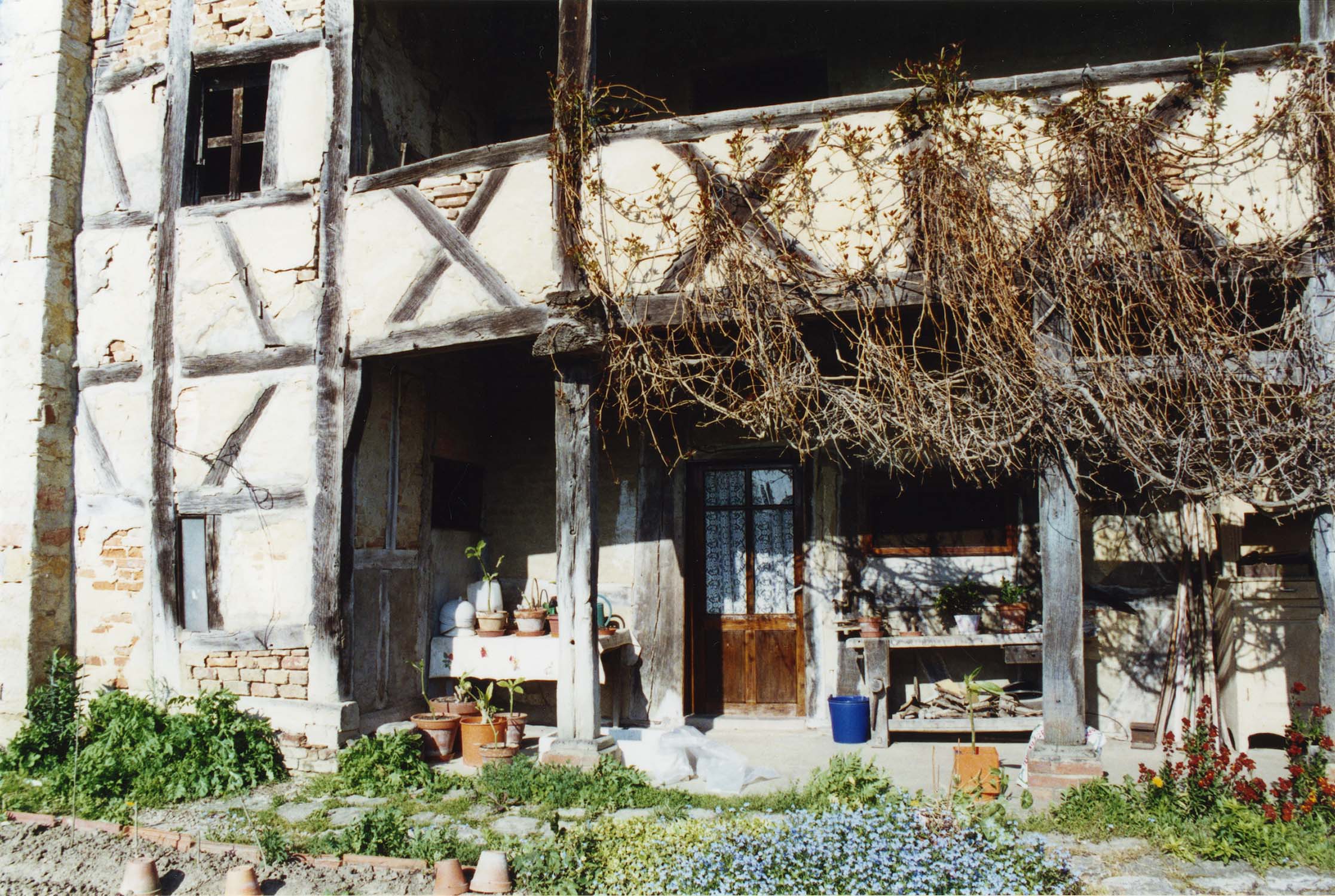 Détail du pan de bois au niveau du 1er étage et de la tour d'angle sud-est ; construction à pans de bois