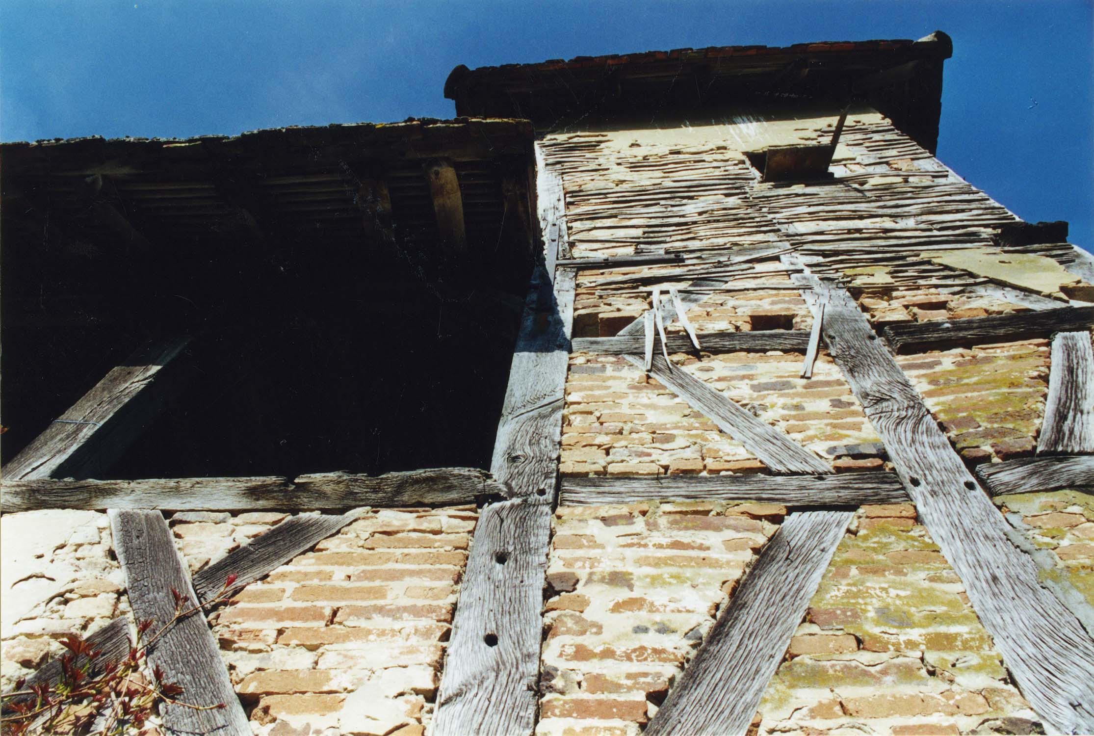 Détail du pan de bois au niveau du 1er étage de la tour d'angle nord-est ; construction à pans de bois