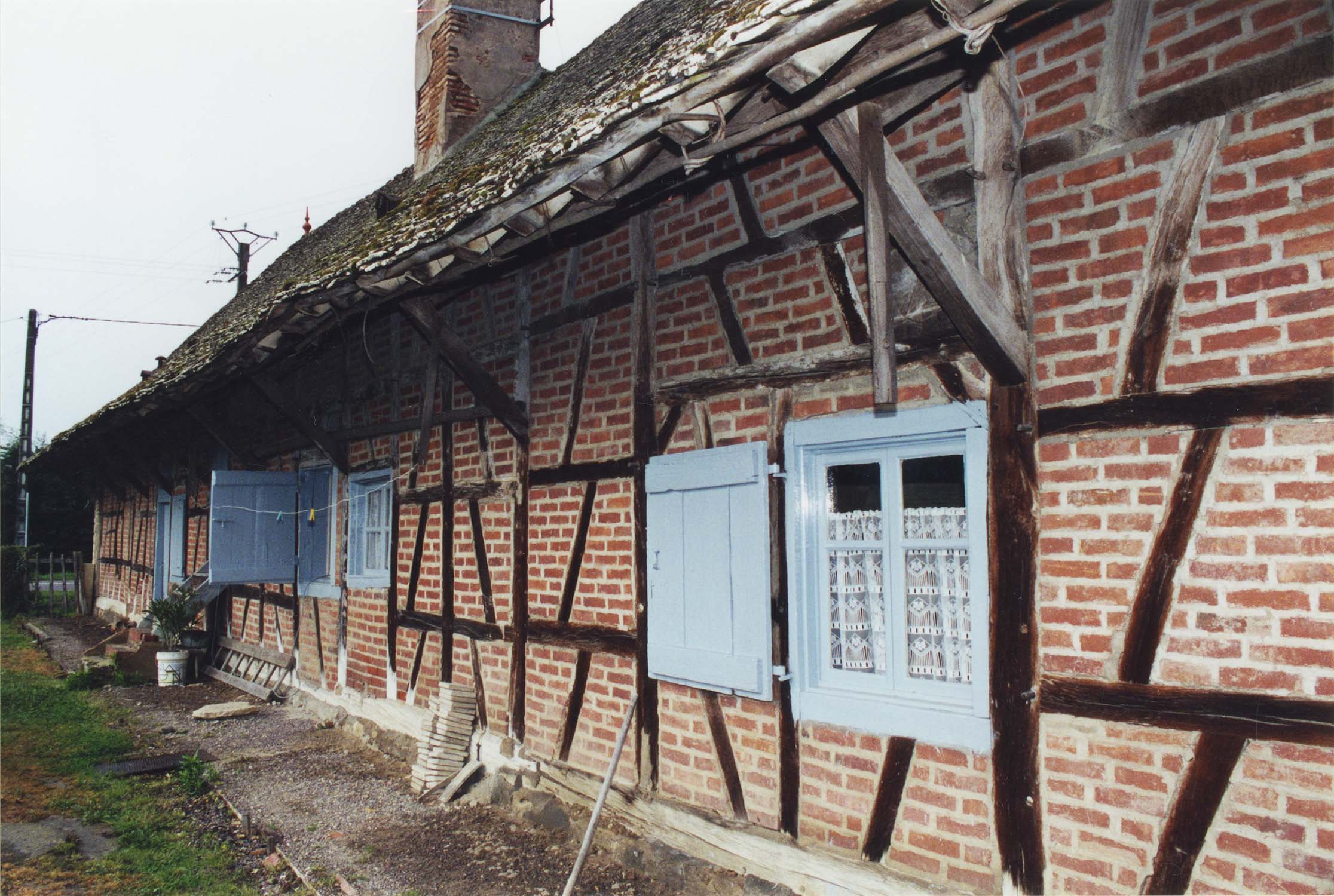 Angle nord-est ; construction à pans de bois