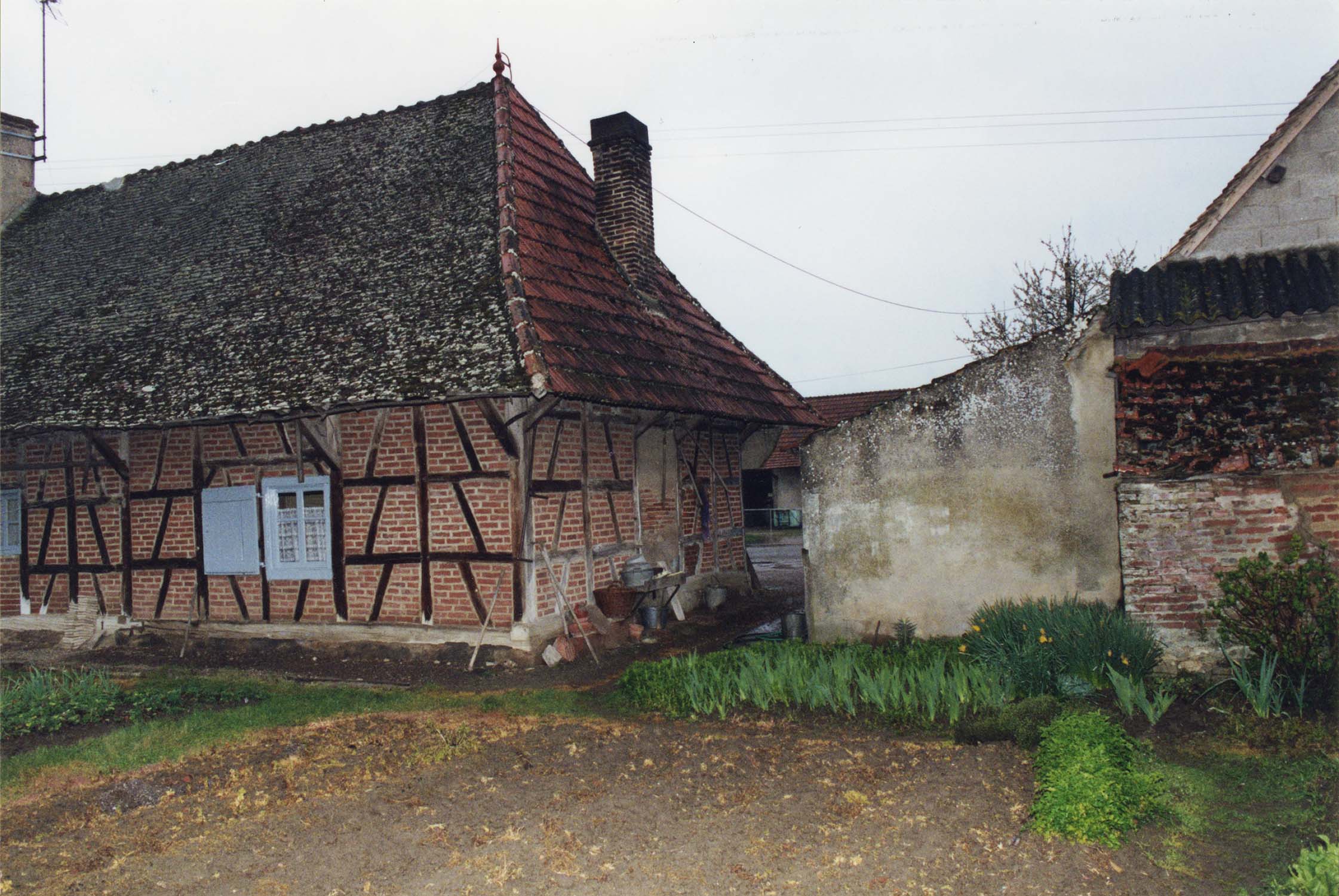 Angle nord-est ; le bâtiment à droite est l'ancien four ; construction à pans de bois