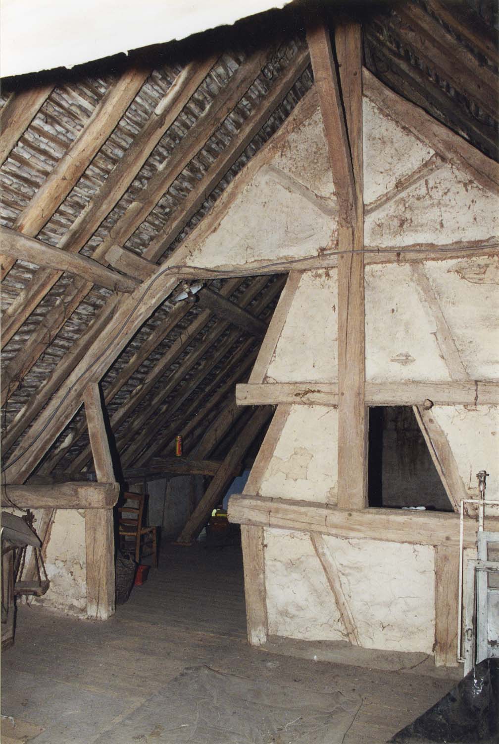 Cloison à pans de bois coupée pour relier les deux parties de la maison ; construction à pans de bois