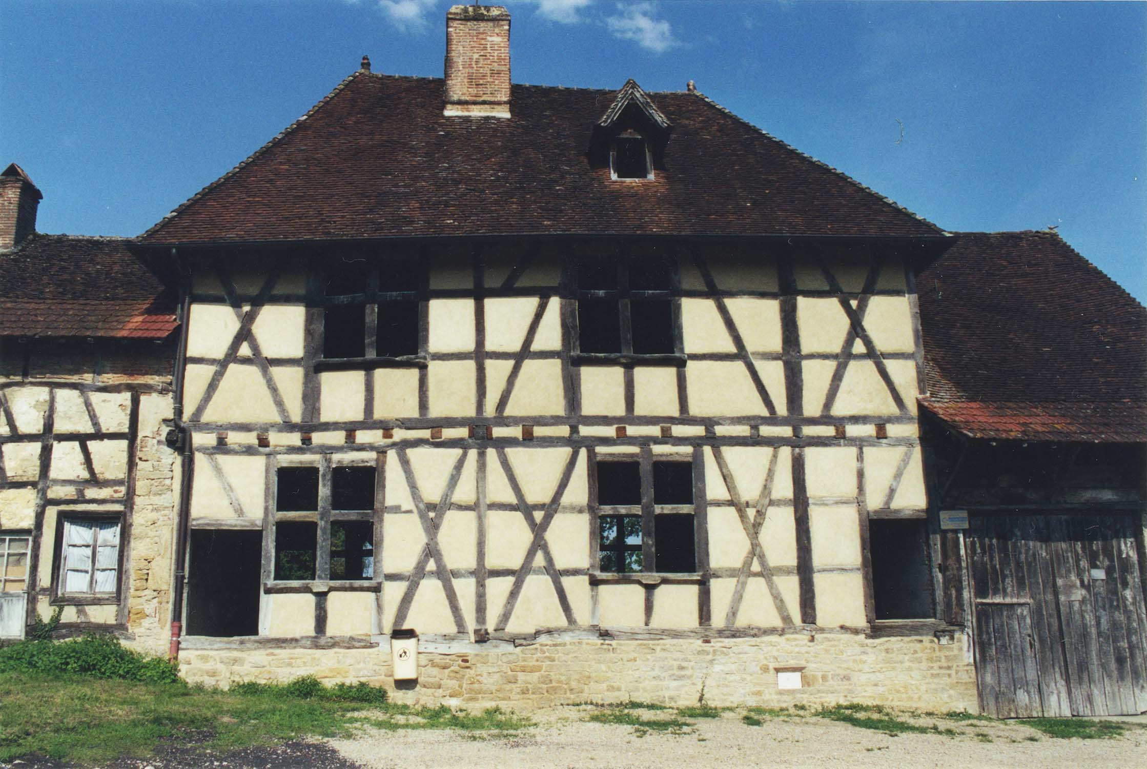 Façade antérieure orientée à l'est après restauration ; construction à pans de bois