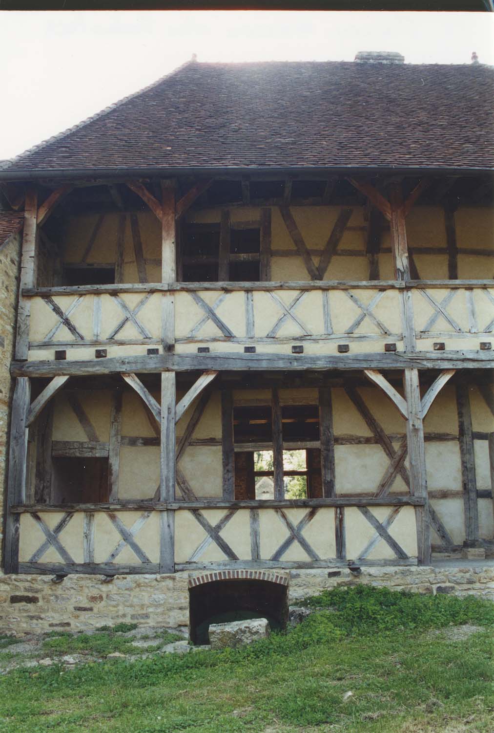 Vue partielle de la façade postérieure orientée à l'est après restauration ; construction à pans de bois