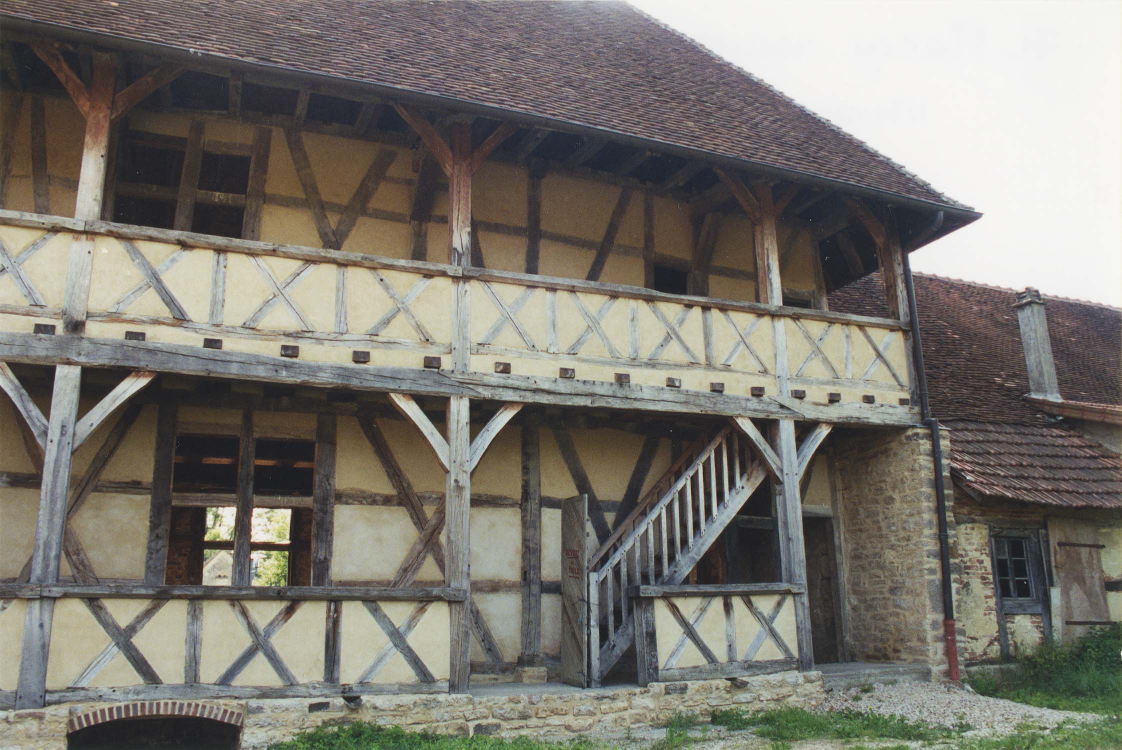 Façade postérieure orientée à l'ouest après restauration ; construction à pans de bois