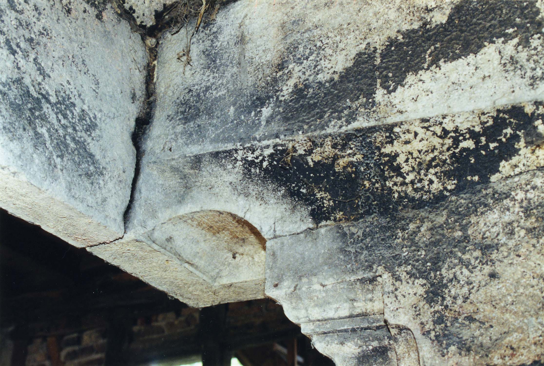 Détail de la mouluration de la cheminée de la pièce sud du rez-de-chaussée