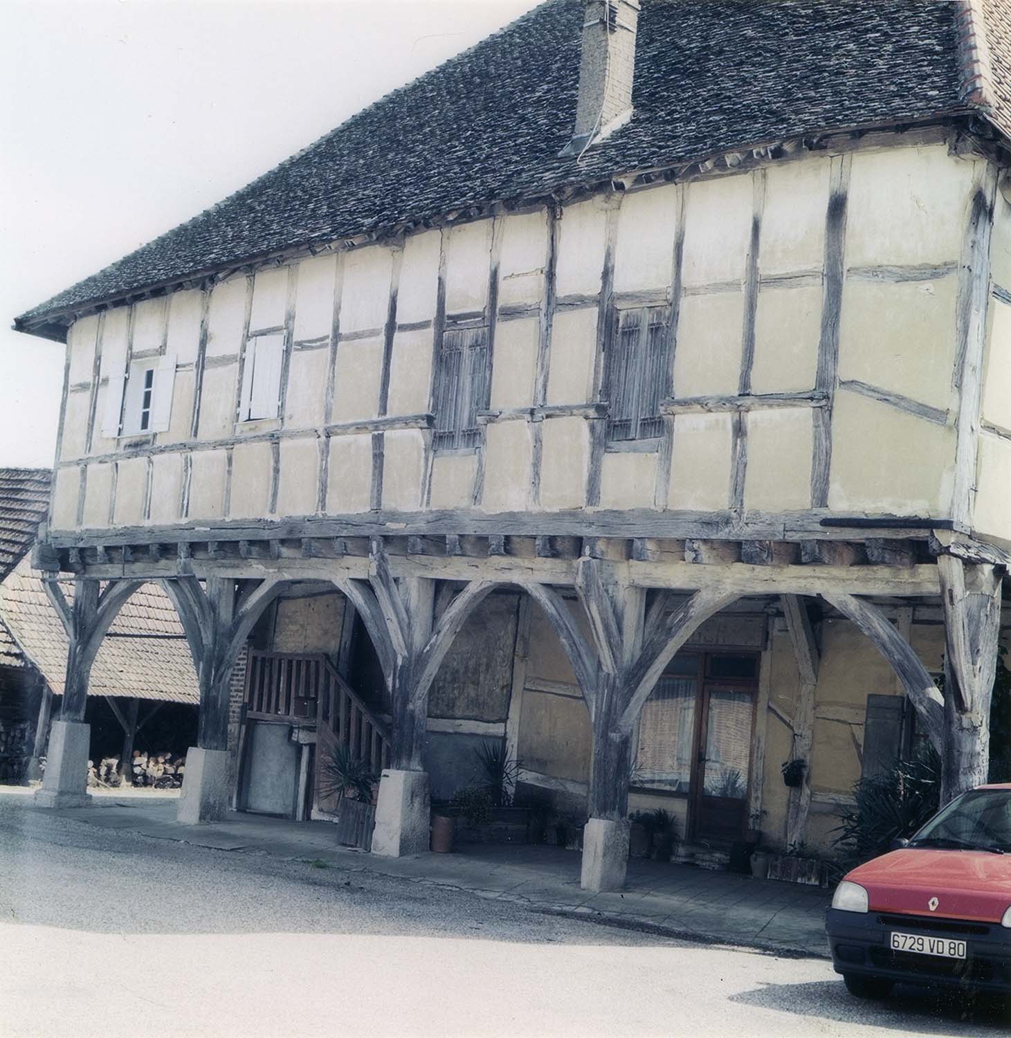 Façade antérieure d'une maison marchande avec arcades au rez-de-chaussée ; construction à pans de bois