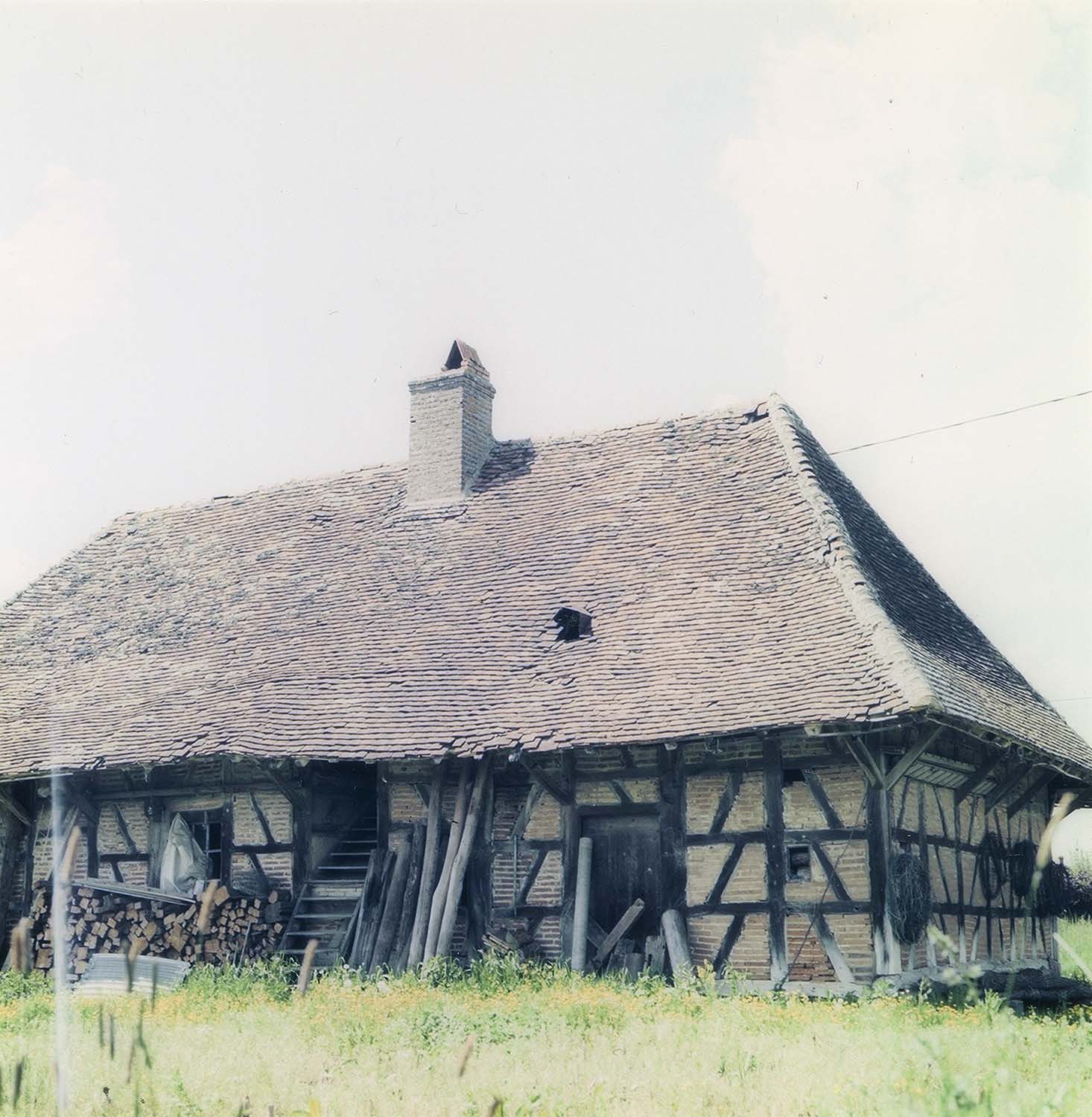 Façade est avec escalier central ; construction à pans de bois