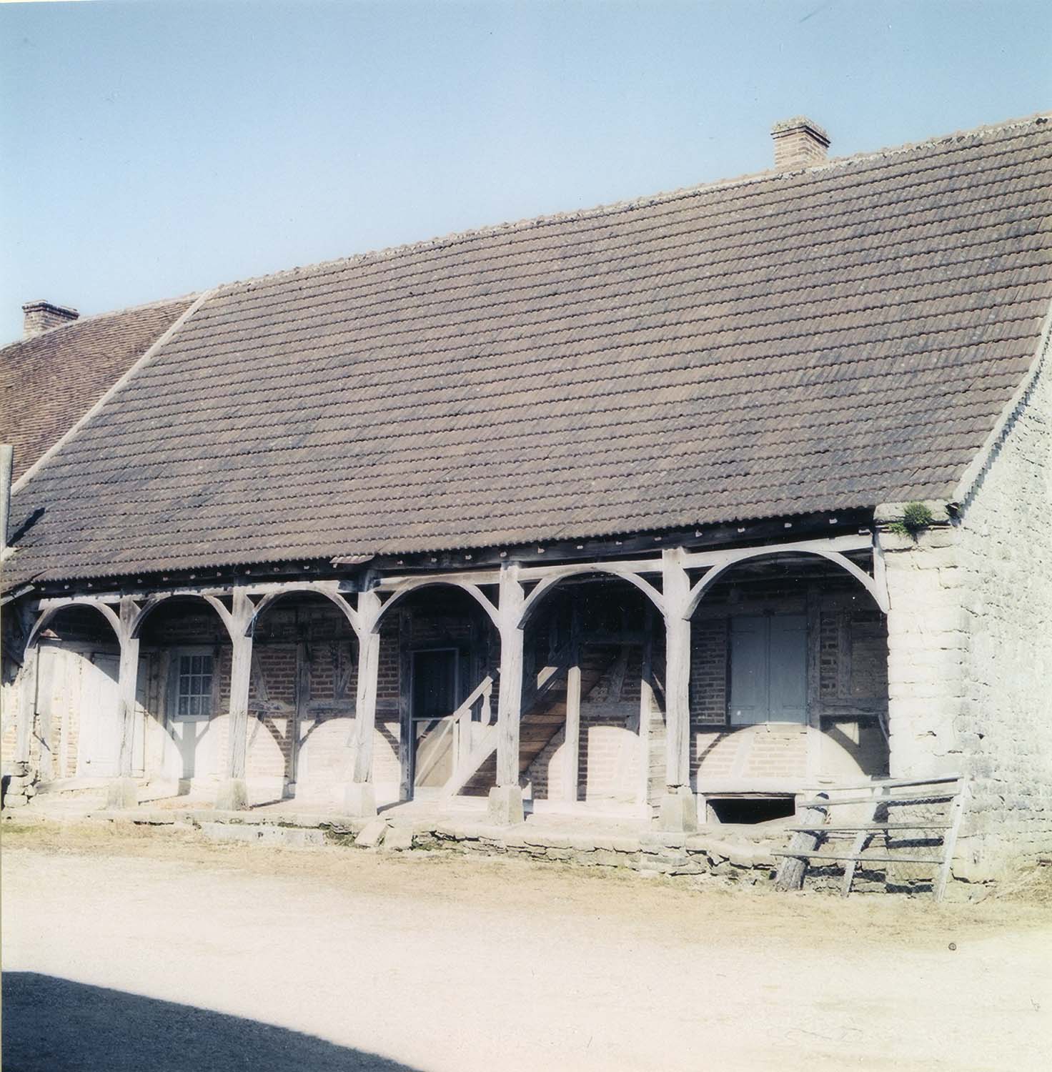 Façade ouest à galerie ; construction à pans de bois