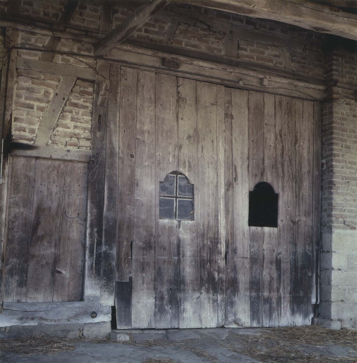 Porte du bâtiment d'hébergeage