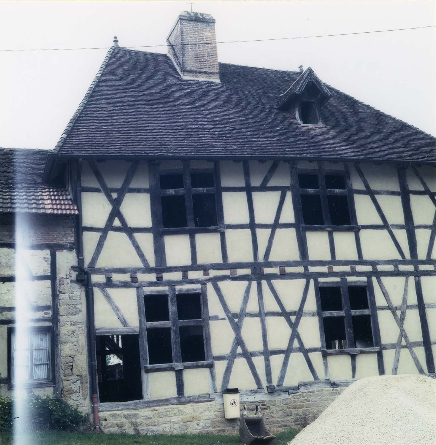 Façade est ; construction à pans de bois