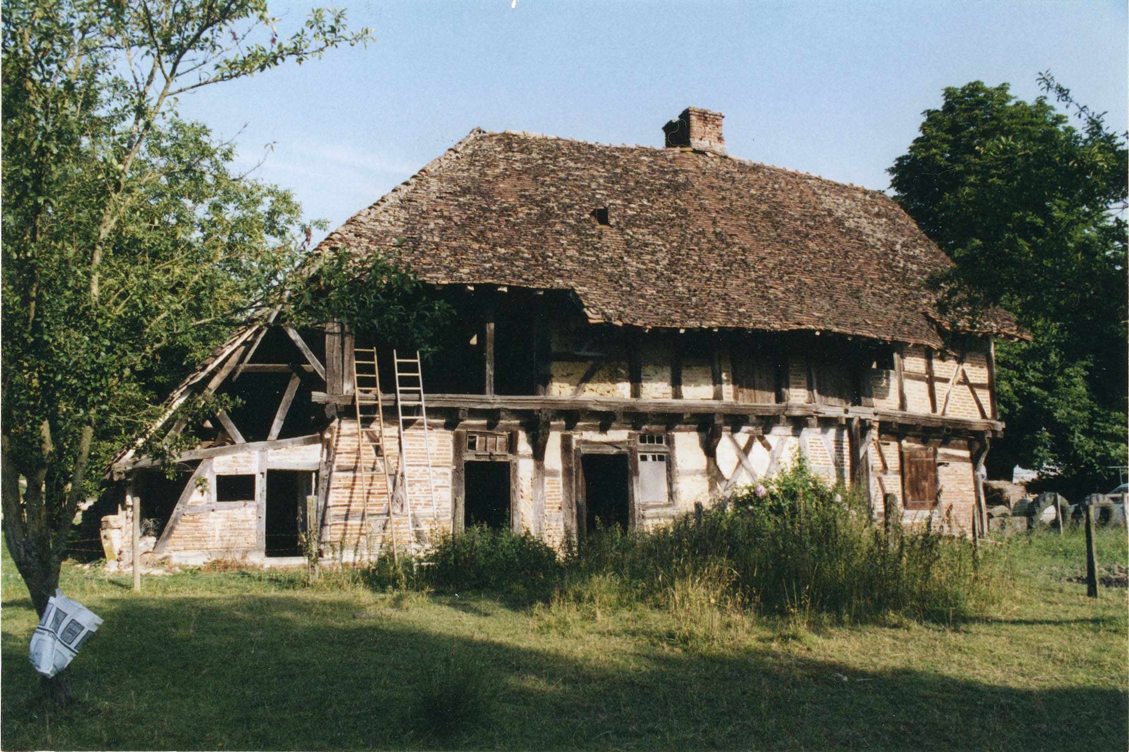 Façade est ; construction à pans de bois