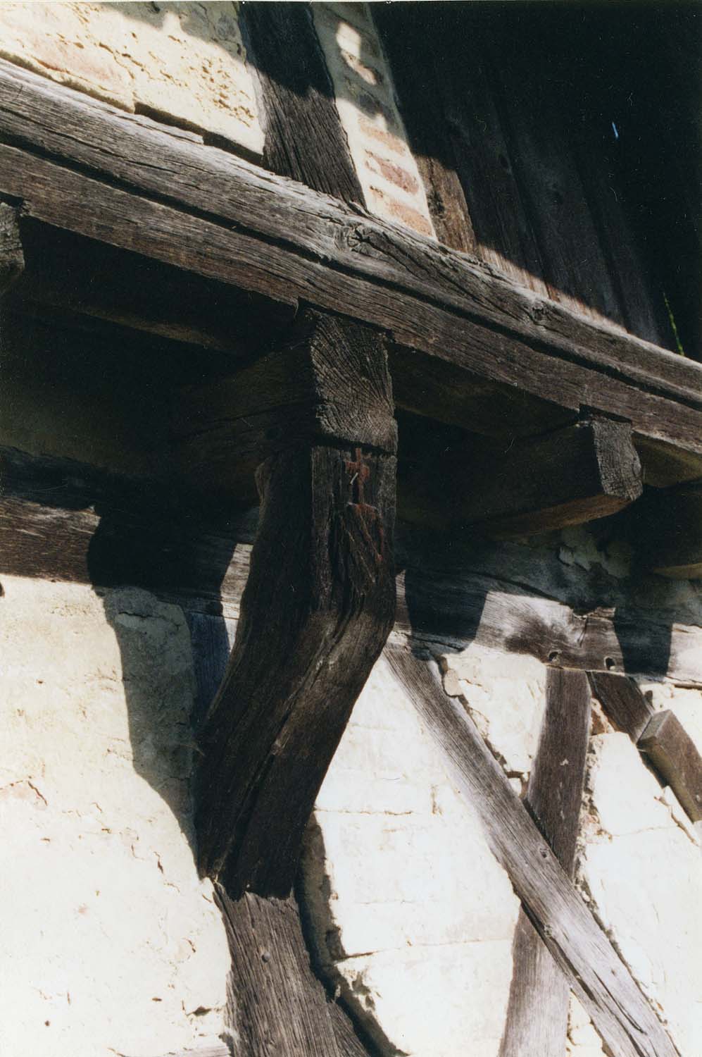 Façade est, détail d'une console avec blason ; construction à pans de bois