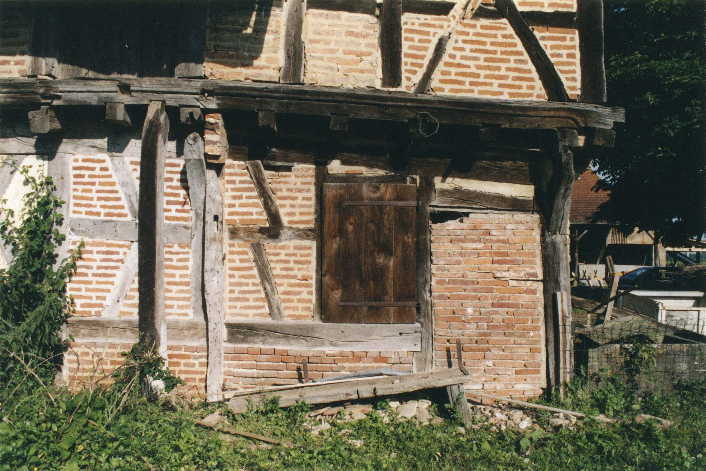 Façade est, détail de la partie nord du rez-de-chaussée ; construction à pans de bois