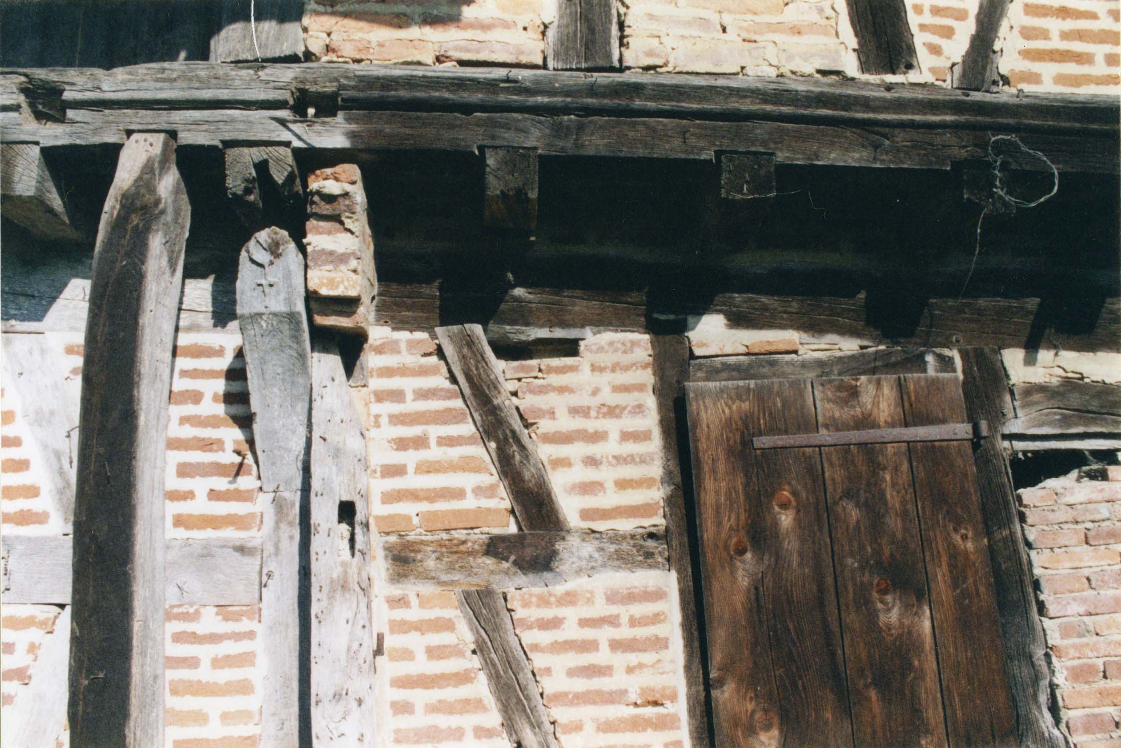 Façade est, détail d'une console avec blason ; construction à pans de bois