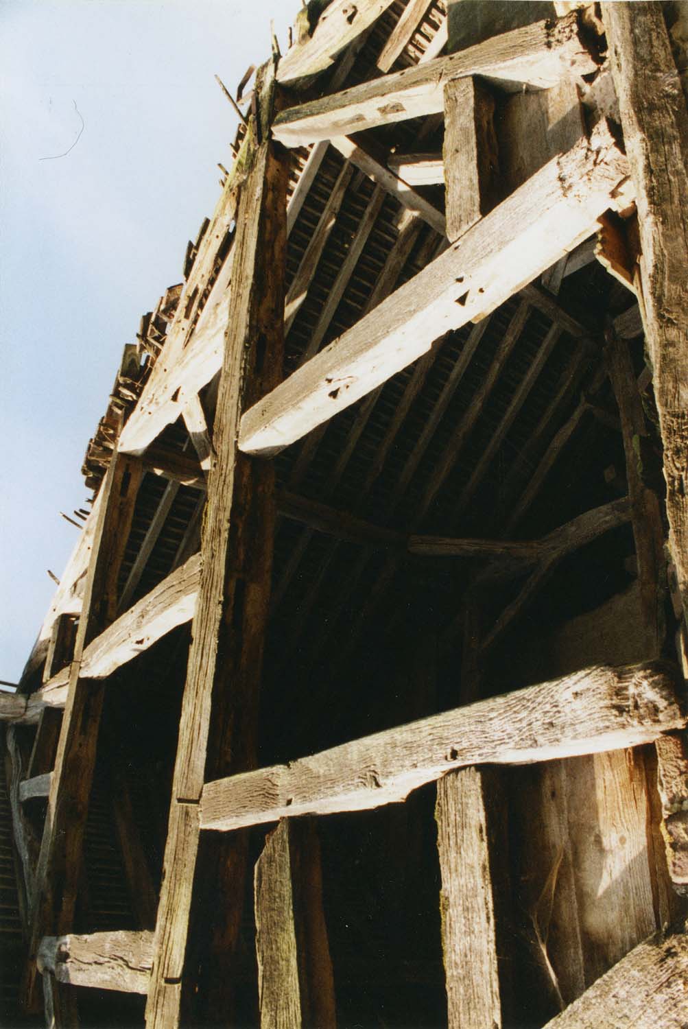 Façade nord, détail du pan de bois après effondrement de la croupe