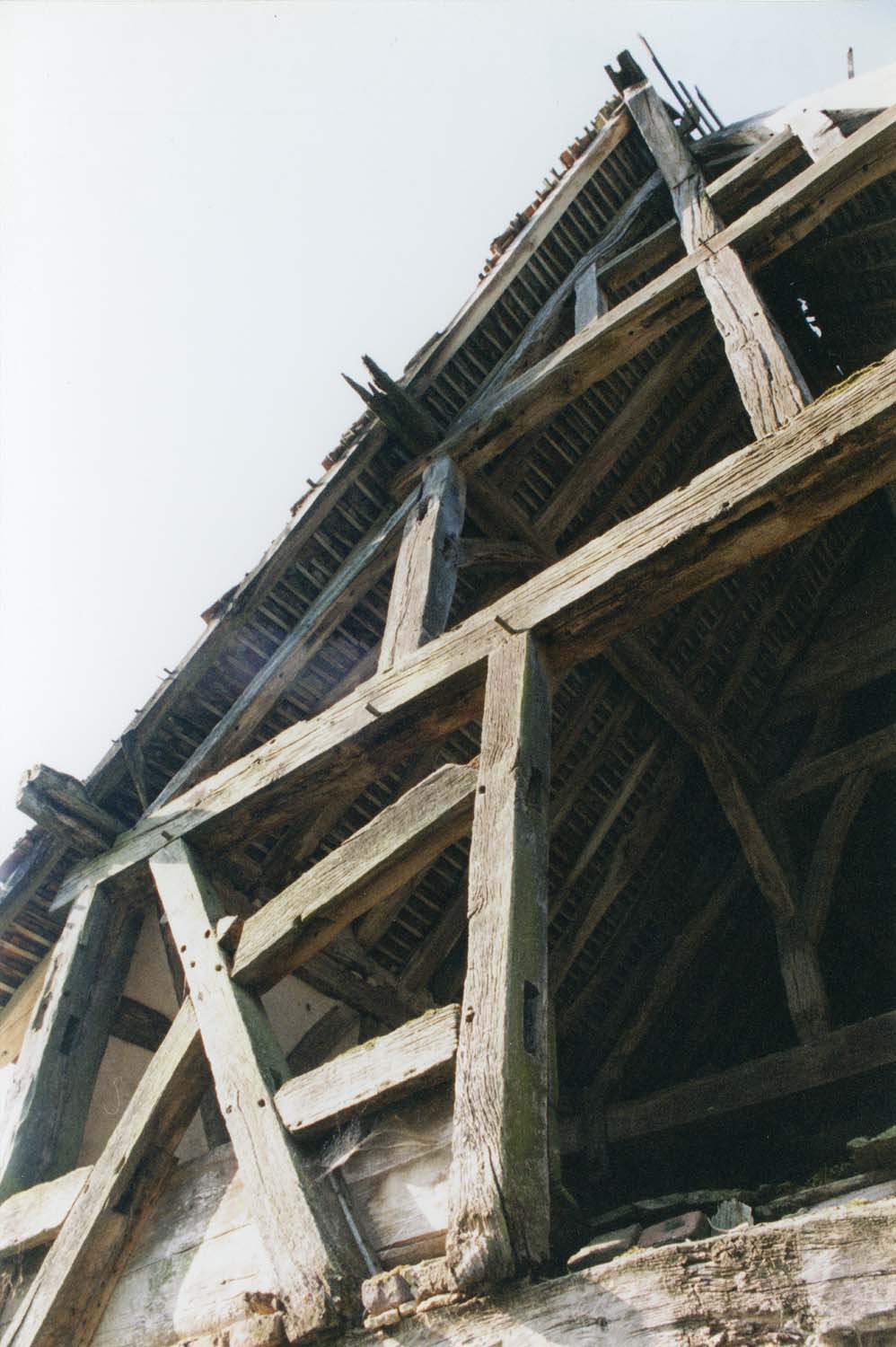 Façade nord, détail du pan de bois ouest après effondrement de la croupe