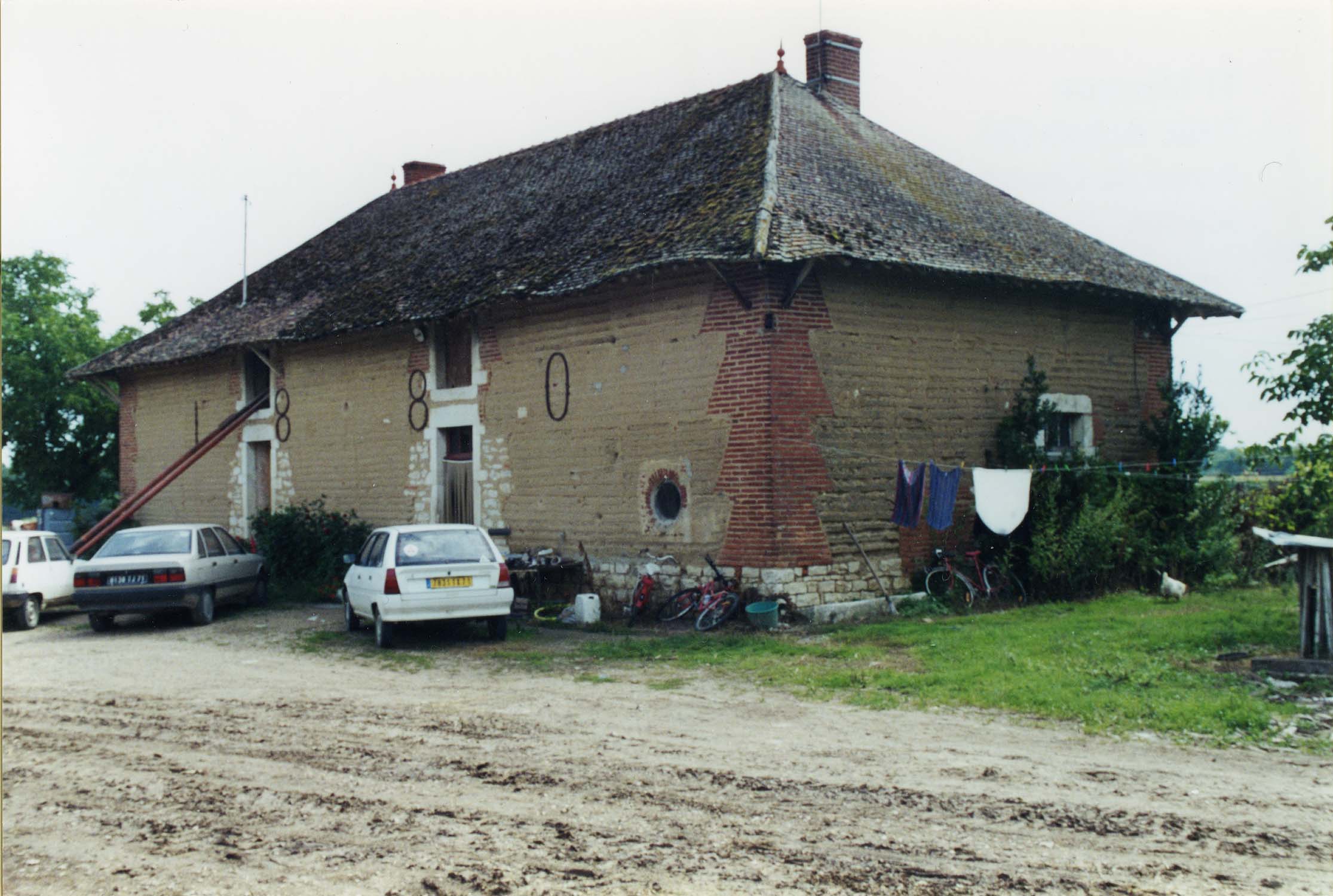 Maison d'habitation en pisé avec chaînage d'angle en brique