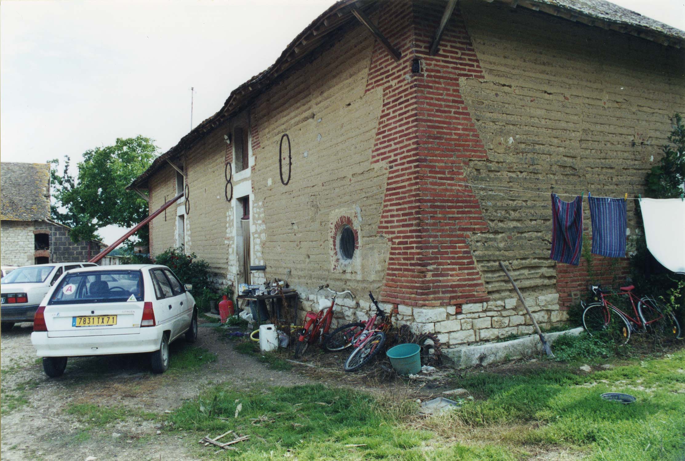 Maison d'habitation en pisé avec chaînage d'angle en brique